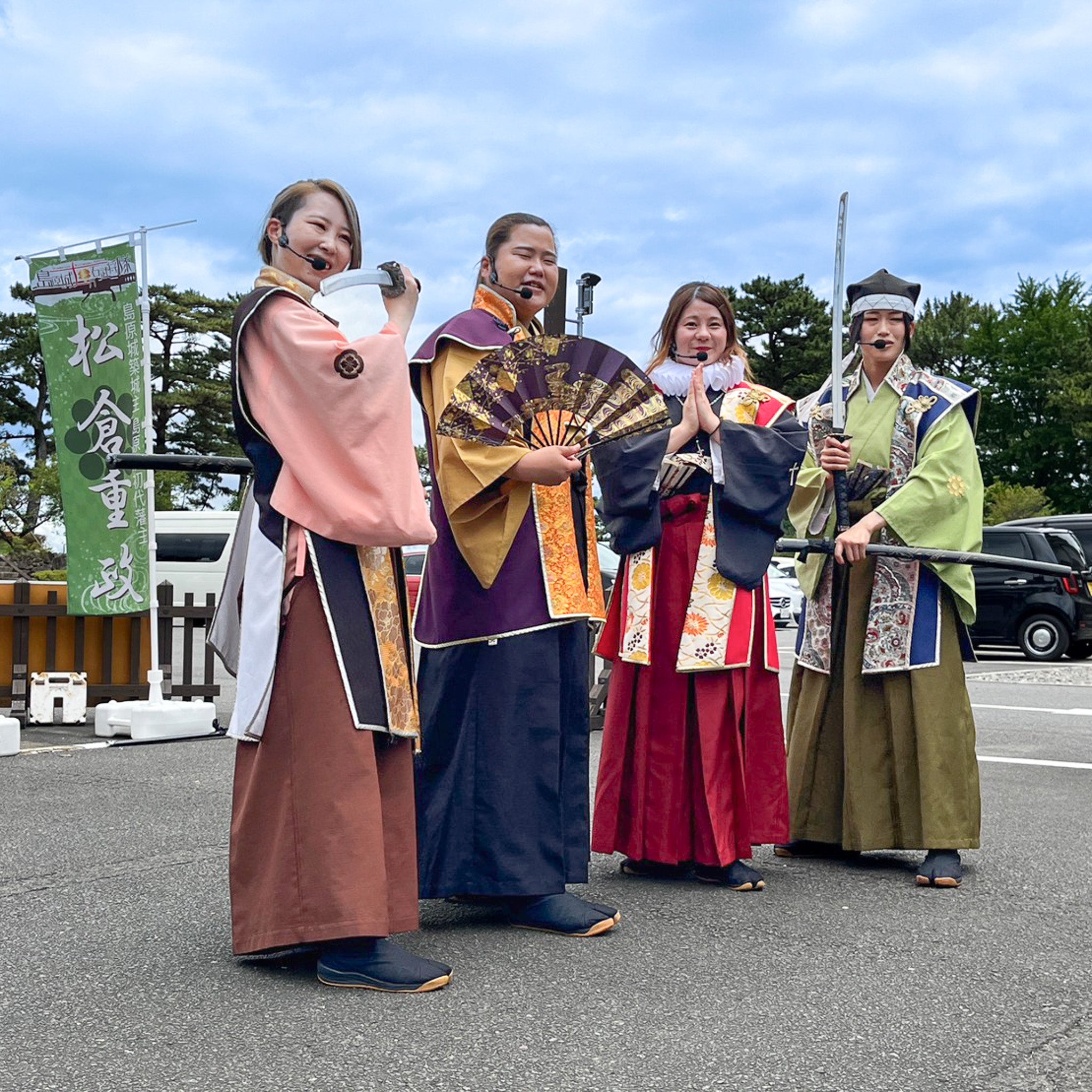 笑顔で写真撮影に応じる武将隊