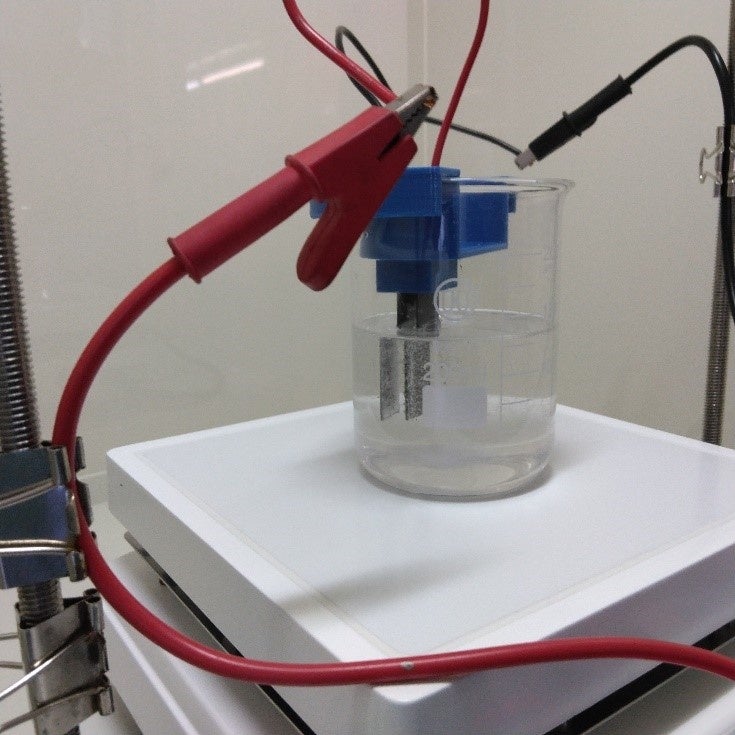 ダイヤモンド電極によるCFRPリサイクルテストの様子