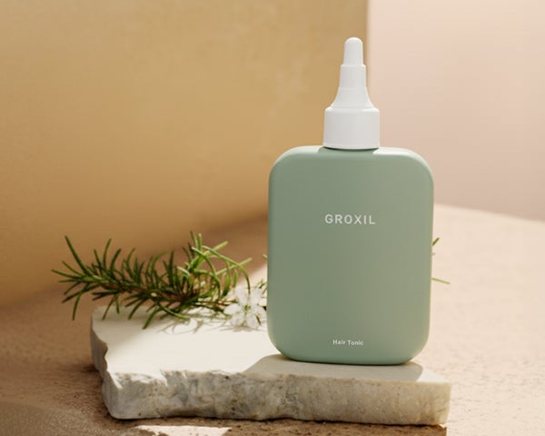 白髪×薄毛をWケアできる育毛剤「GROXILヘアトニック」が、独自処方の 白髪×薄毛をWケアできる育毛剤「GROXILヘアトニック」が、独自処方の