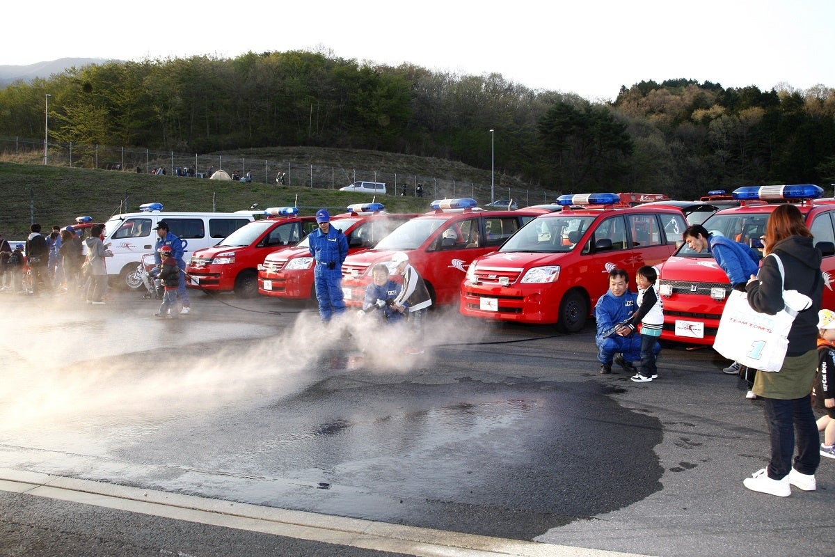 レーシングコースふれあい体験 コース上での消火体験