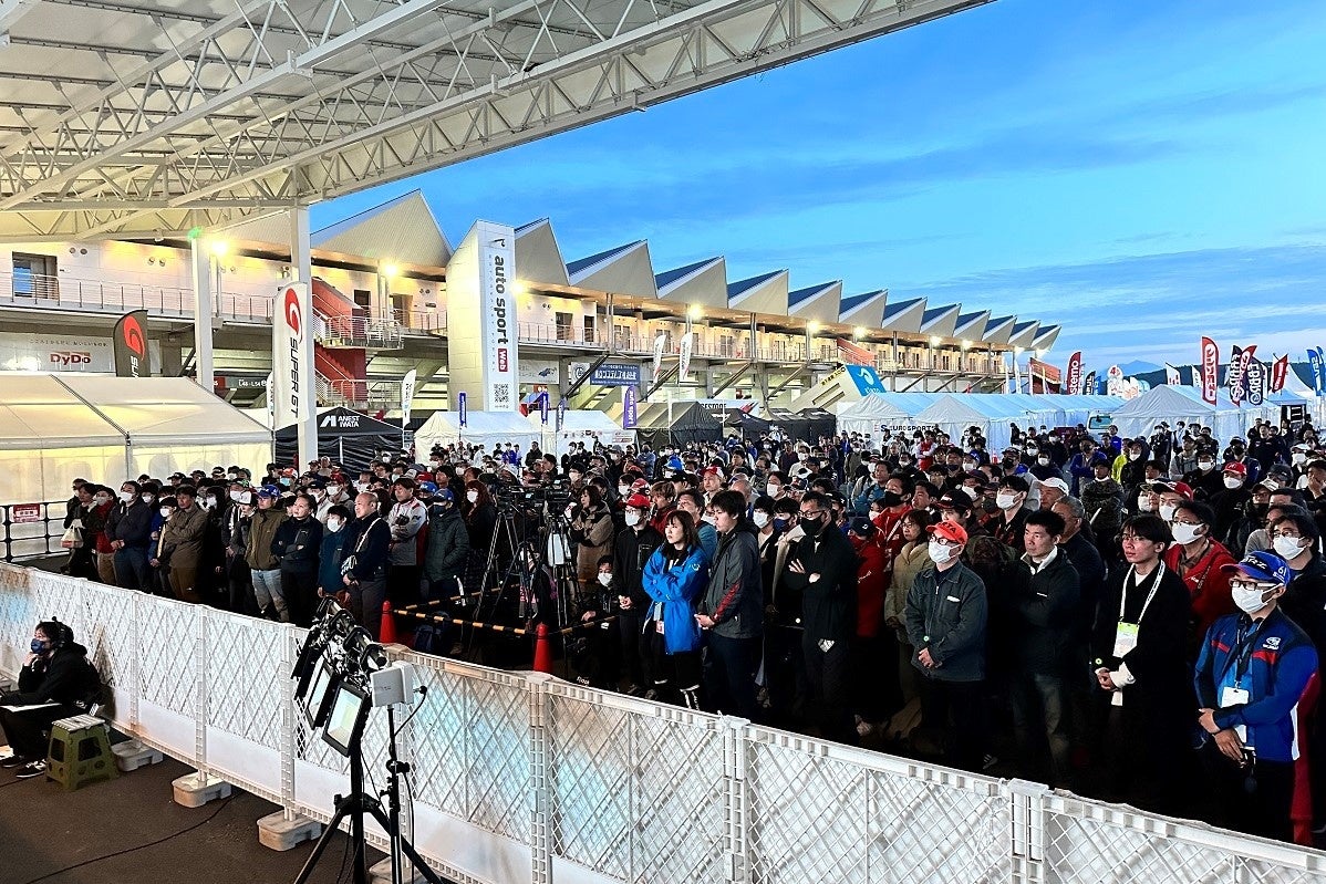 イベント広場ステージにて行われた 「オーバーテイク！」第1話 世界初上映会