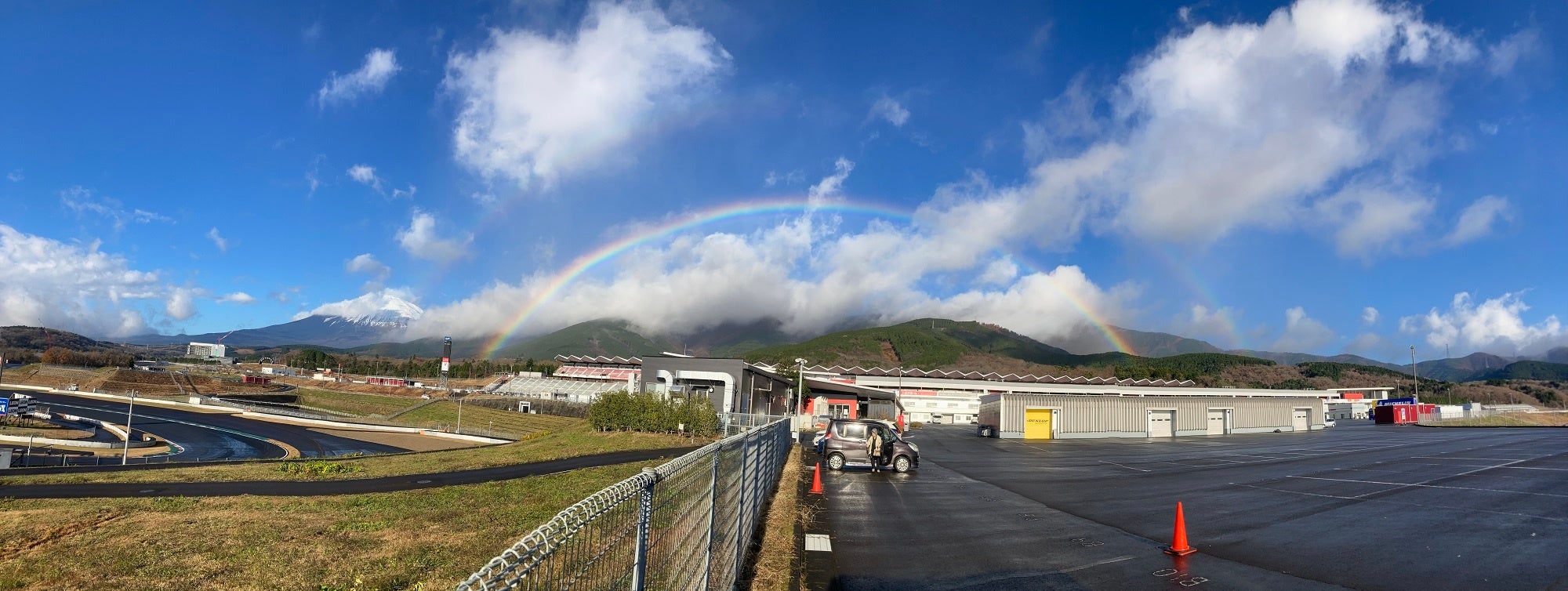 ダブルレインボーがかかった富士スピードウェイ