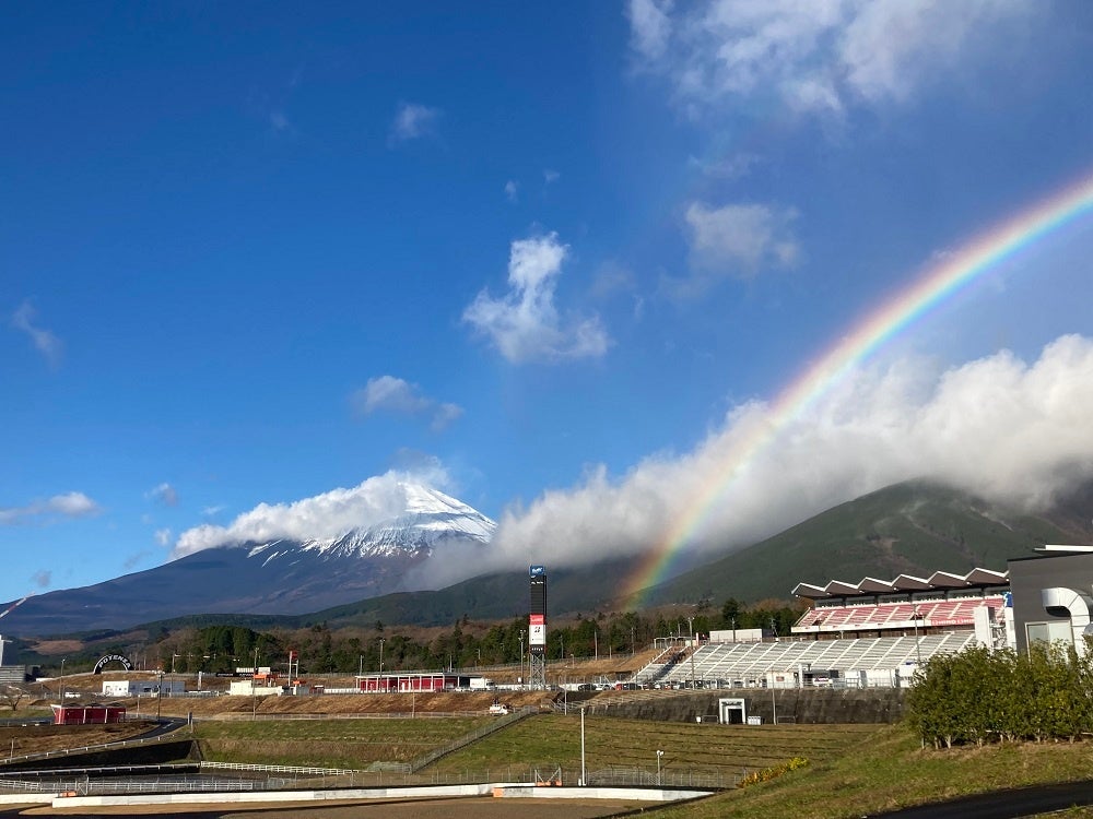 虹がかかった富士スピードウェイ