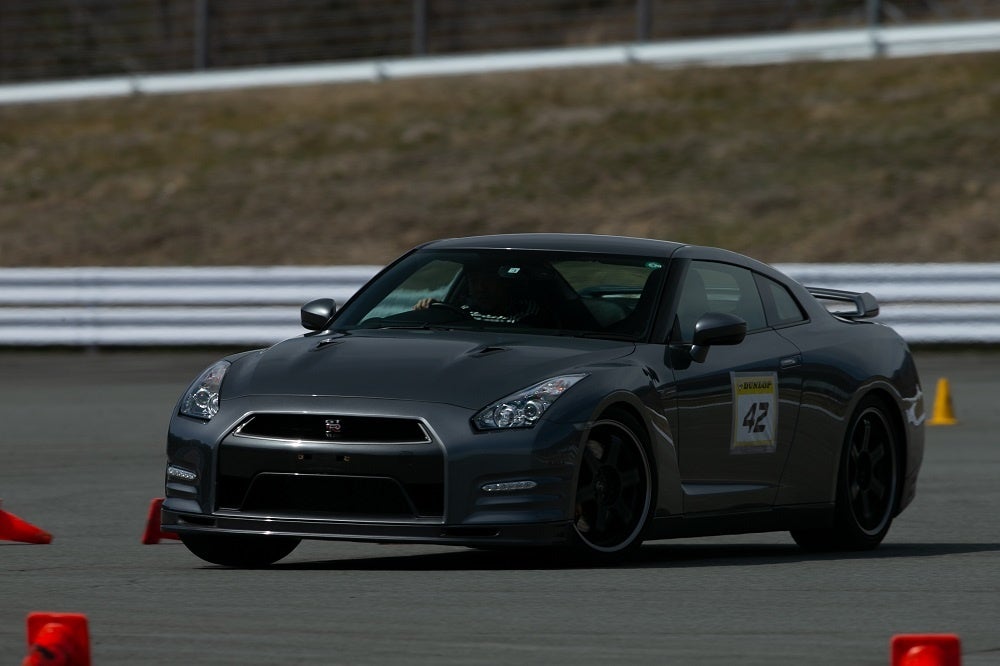 特設コースでのパイロンスラローム走行