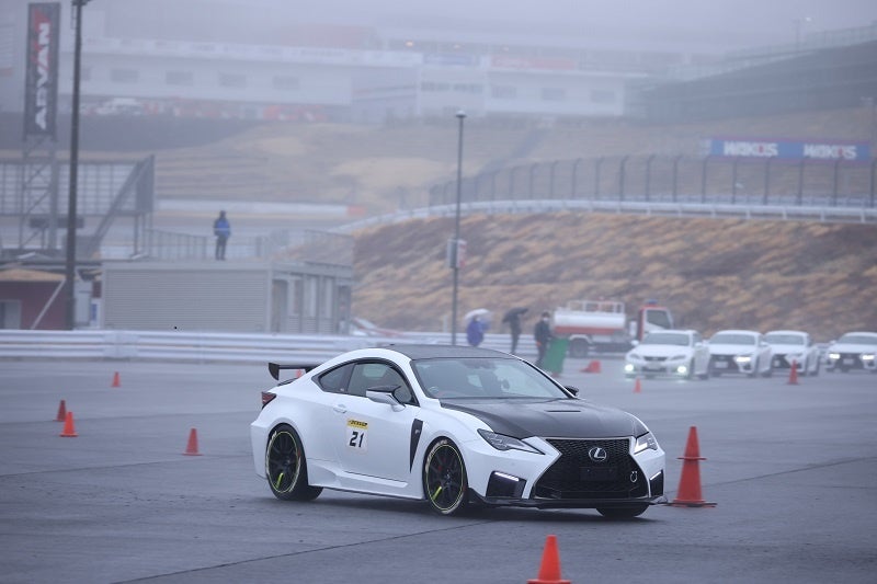 特設コースでのパイロンスラローム走行