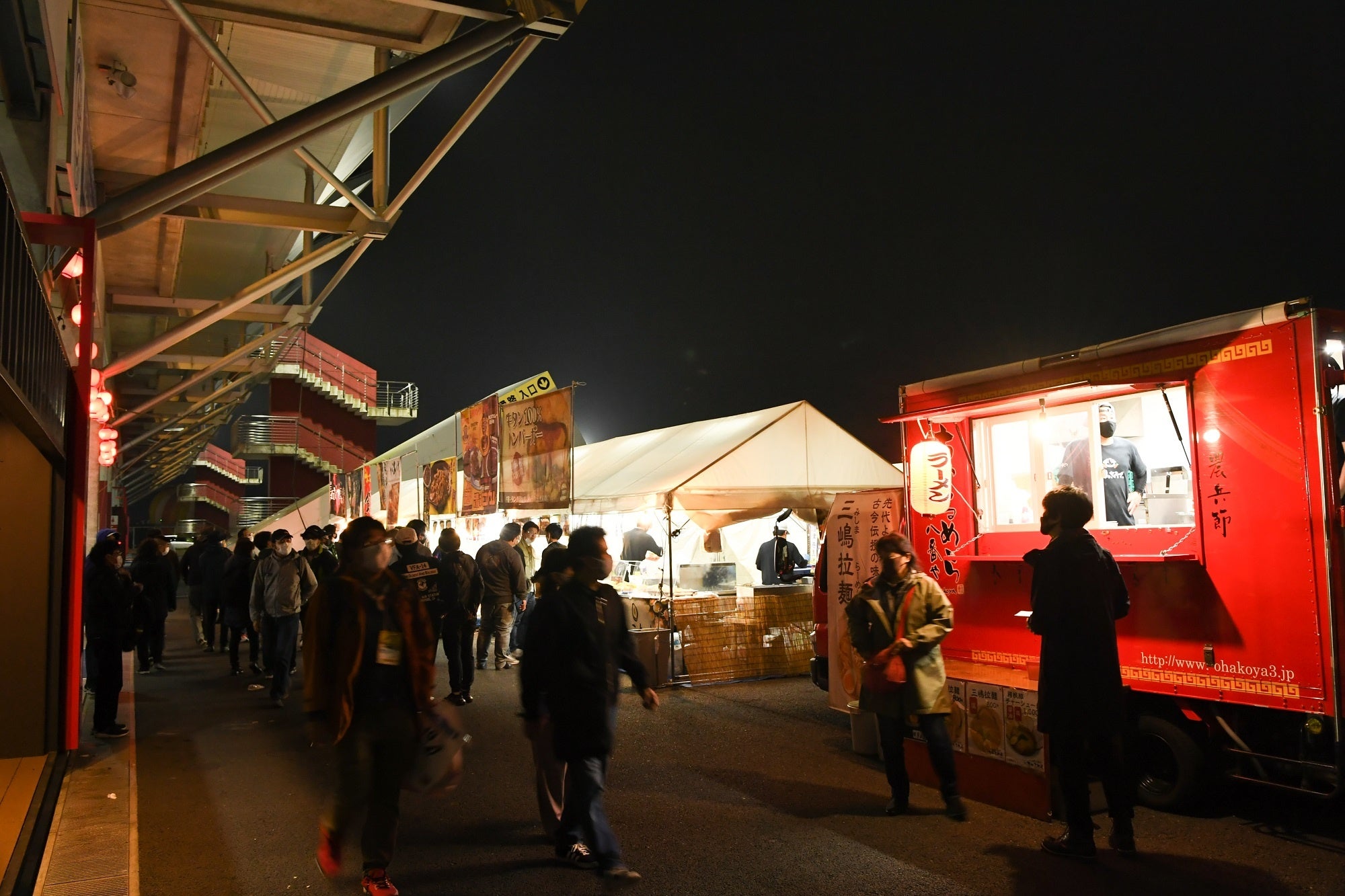 地下トン横　屋台村