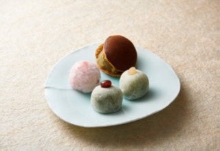 上から右回りに、浜松産モリンガのどら焼き、浜松産青のりの大福（白小豆）、浜松産青のりの大福（粒あん）、マンナンおはぎ（春）