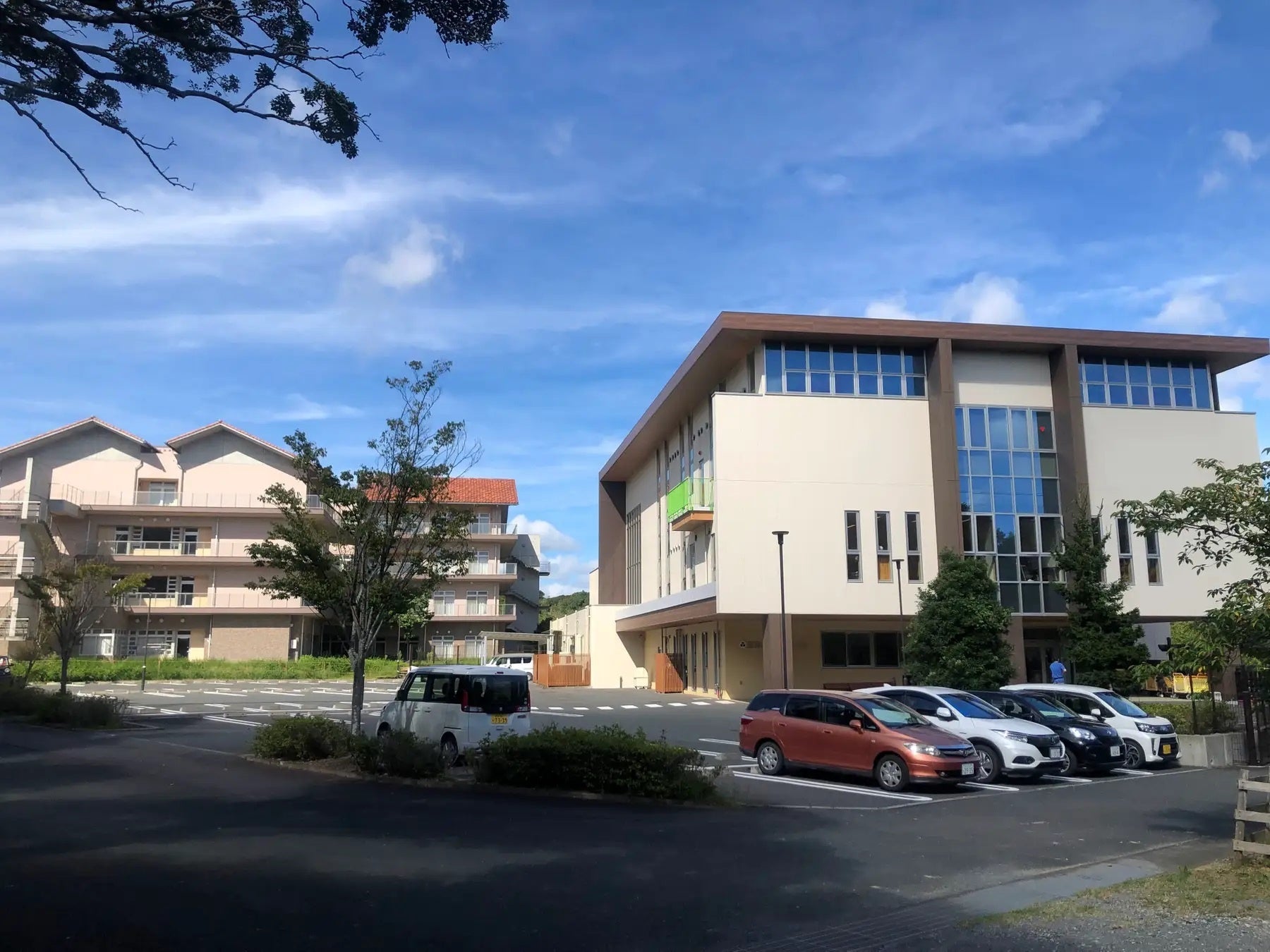 「幼保連携型認定こども園」隣接地に増築し、子ども同士の関わり合いから、ともに育む施設へ