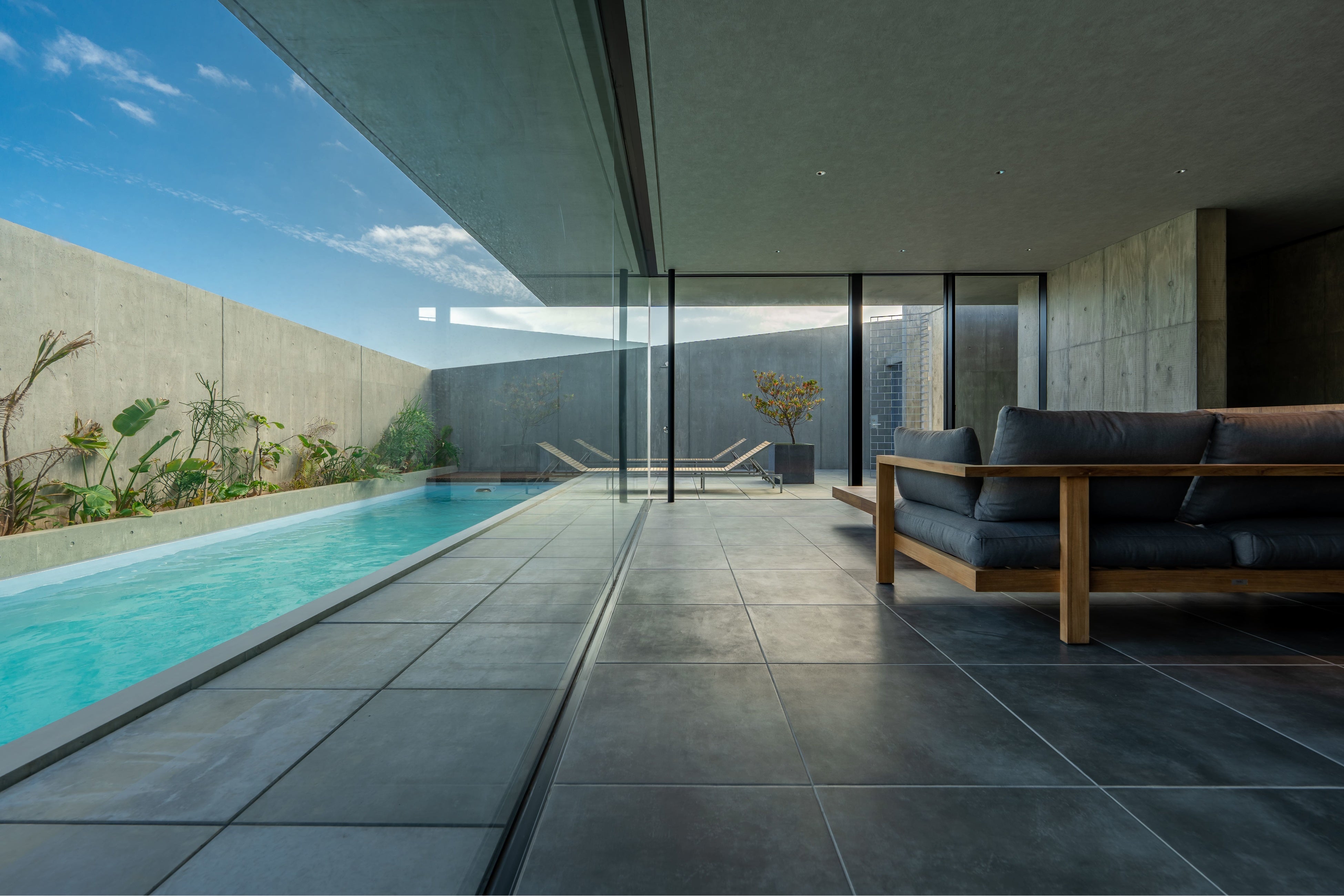 パソコン作業に疲れた時には、陽の光を浴びてキラキラと輝く海と波の音に癒されましょう。自然に体を委ね非日常の空間で日頃の疲れを取り除きましょう。