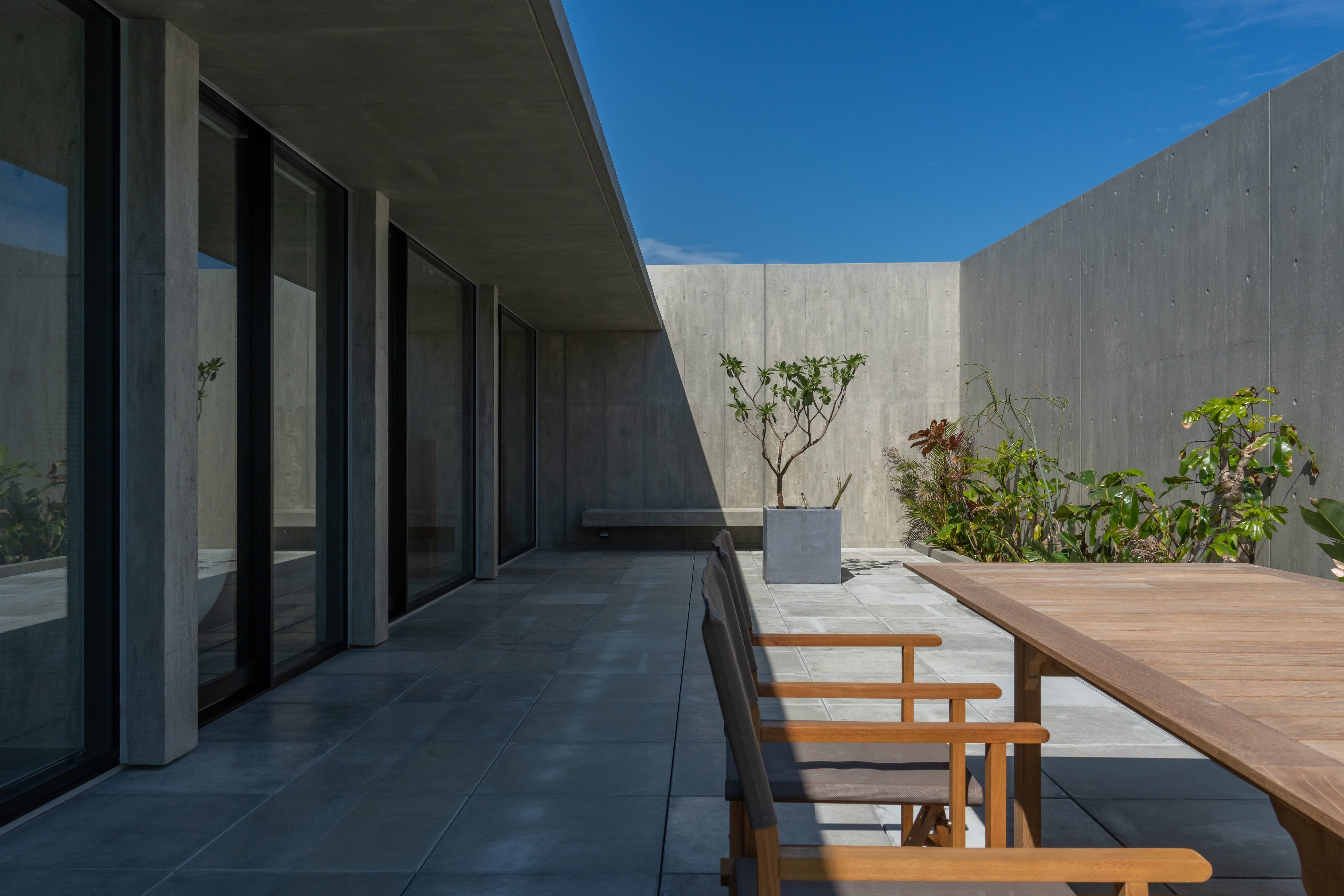 villaのプールサイドにプロジェクタ投影しながら ミーティングするもよし。 いつもと違ったアイディアが生まれ、 働き方を見直すきっかけになることでしょう。