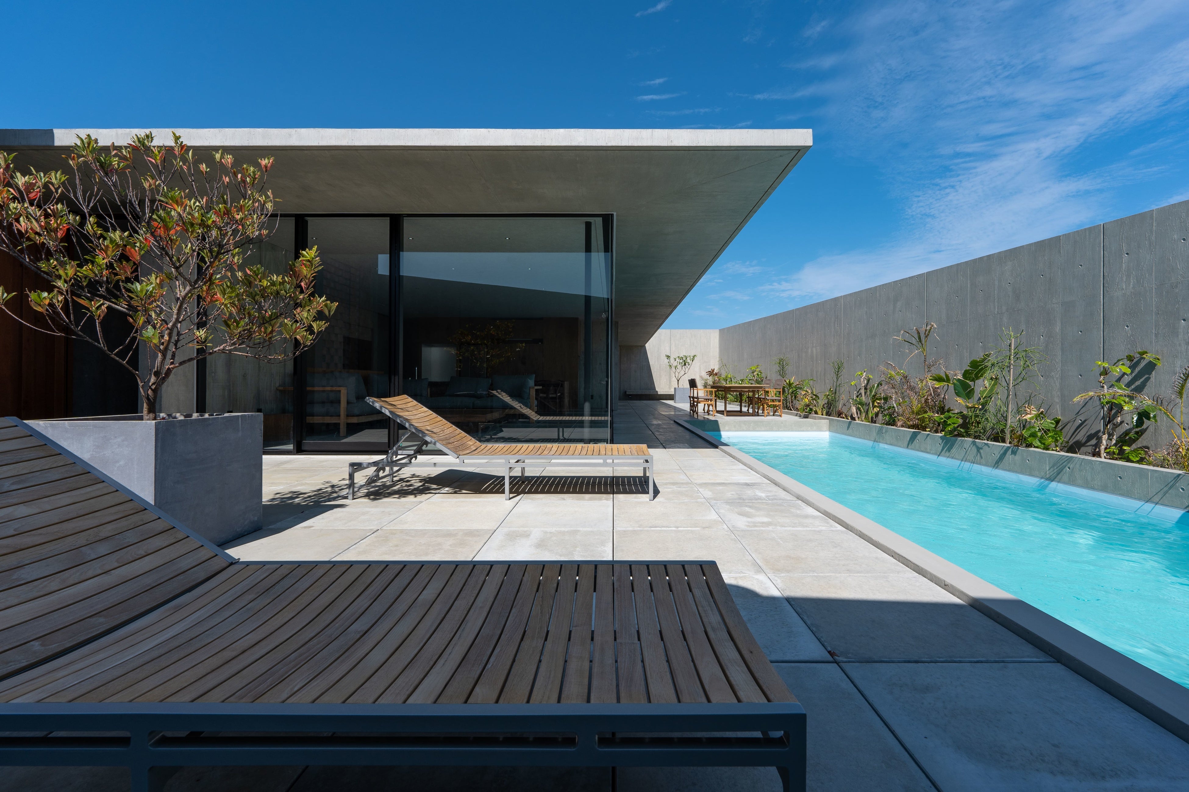 AMADAではお客様のワーケーションを推進しています。 プールサイドでパソコン作業もできます。