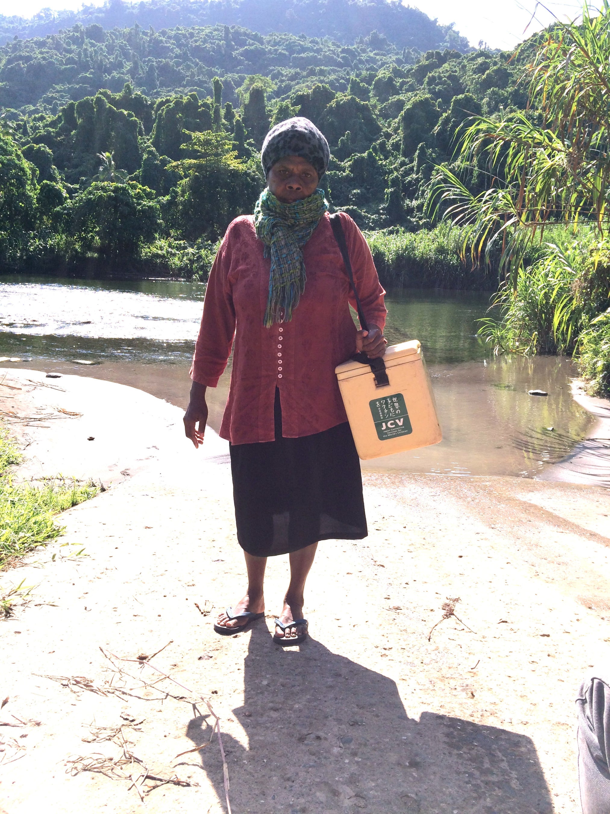 徒歩でワクチン接種に向かうバヌアツ共和国の看護師