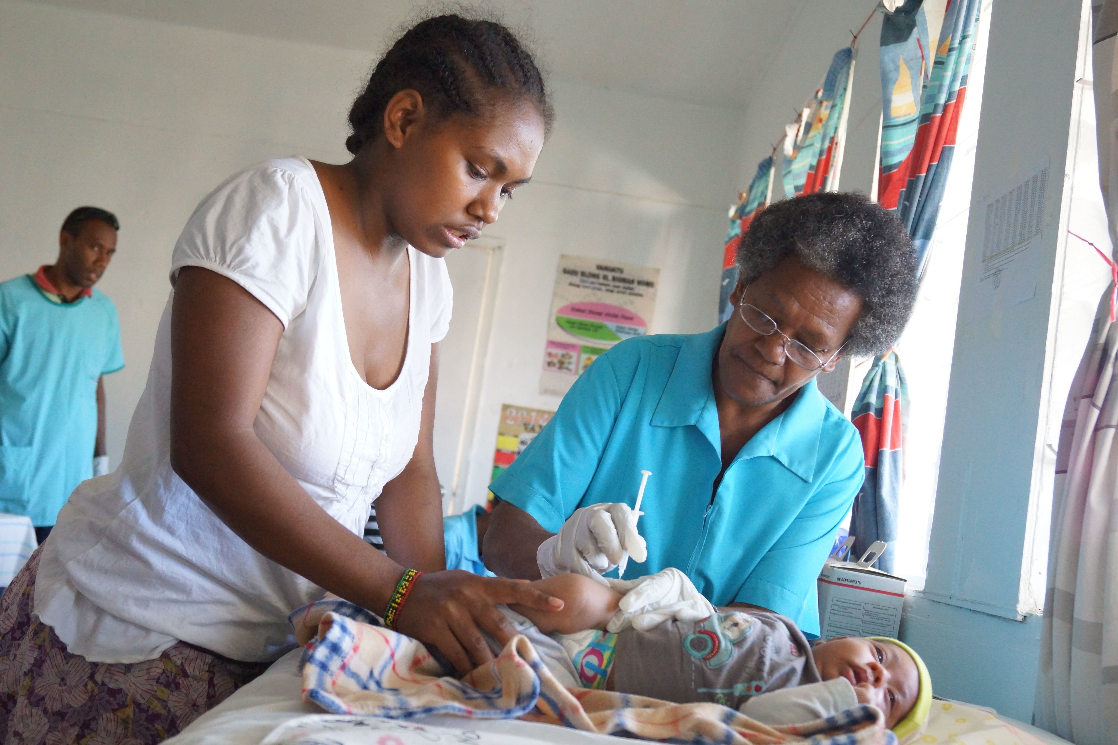 ワクチン接種を行うバヌアツ共和国の看護師