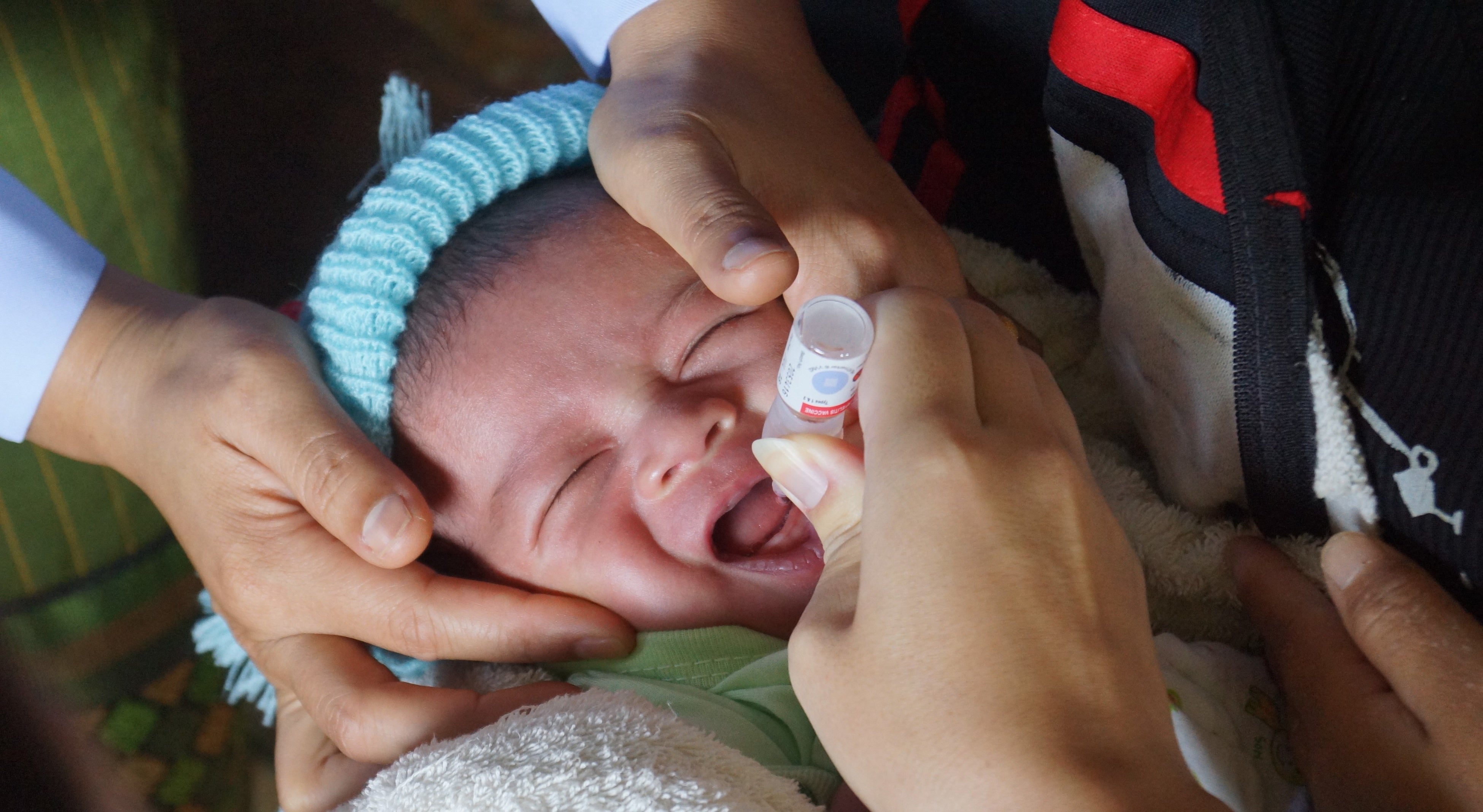 ポリオワクチンを接種する支援国の子ども