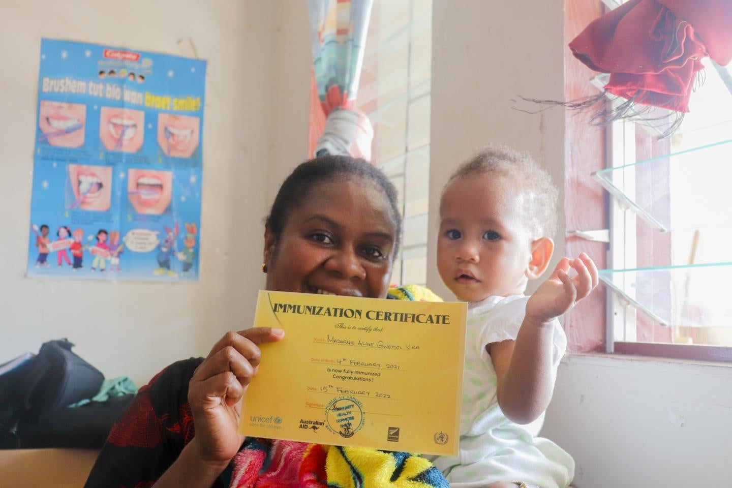 ワクチン接種を終えたバヌアツの子どもと母親 ©UNICEF Pacific2022/Olul