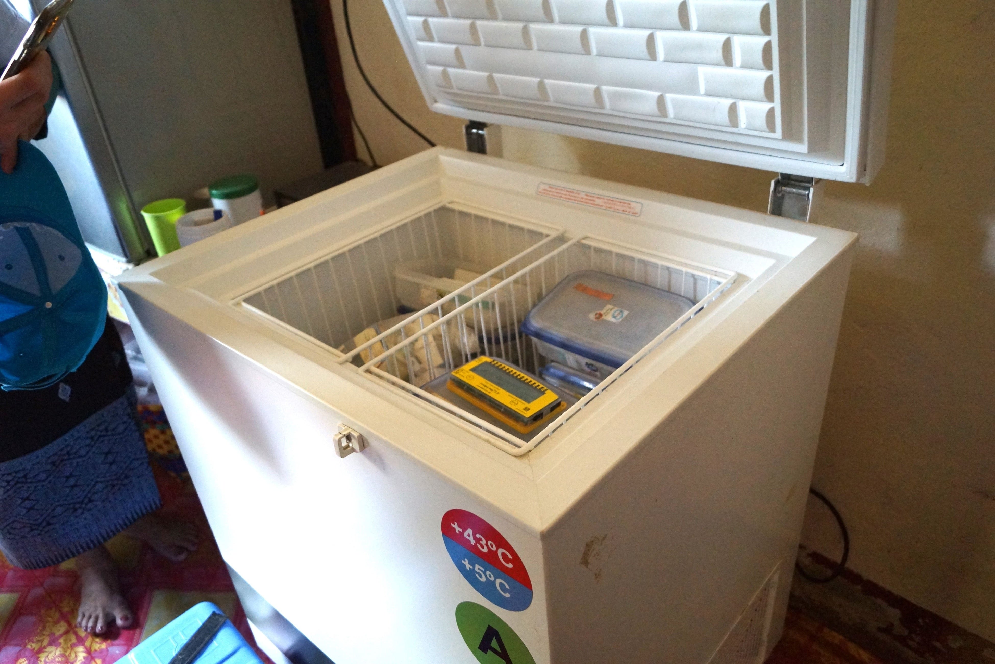 ラオスの診療所で使用されている冷蔵庫と保管されるワクチン