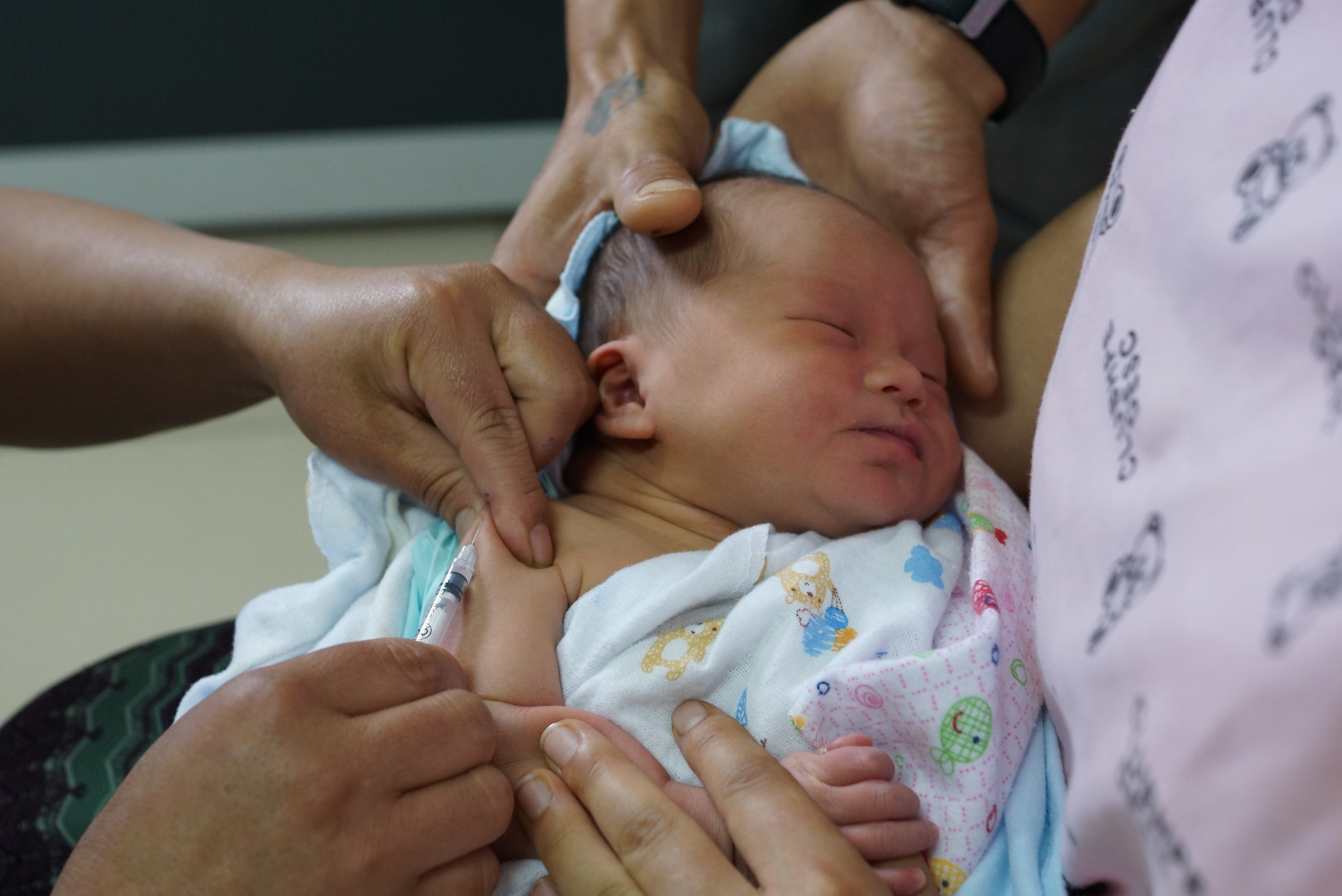 ブータンの病院でJCVの支援したワクチンを接種する赤ちゃん