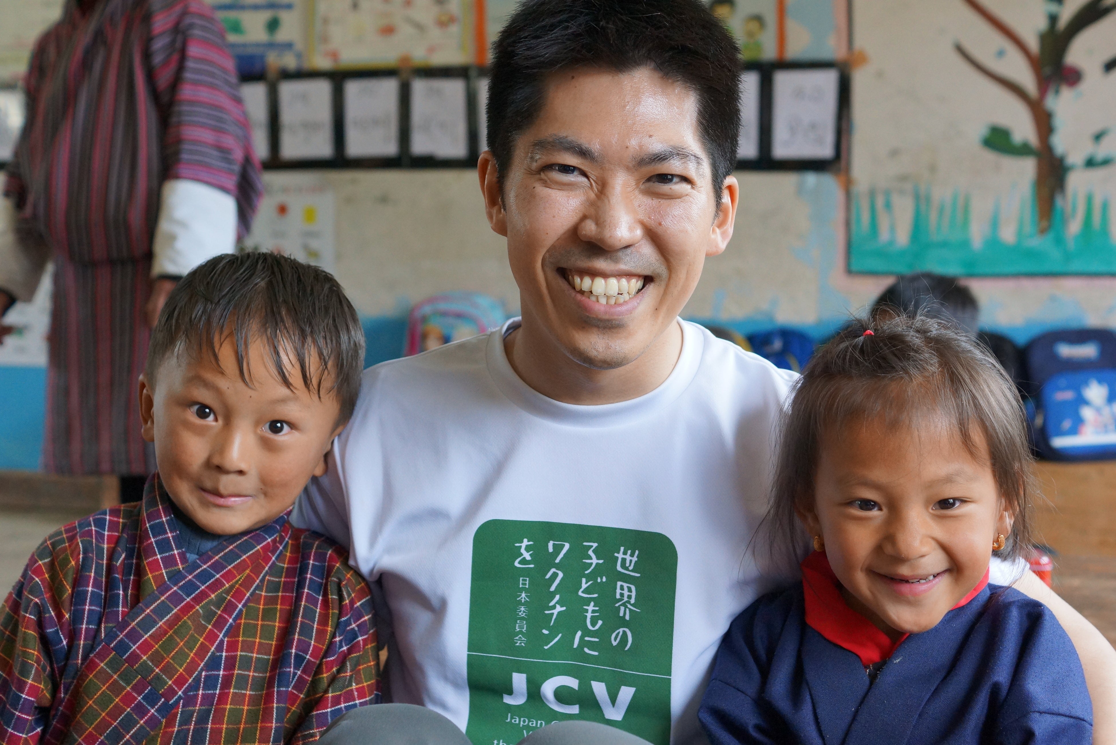 ブータンで訪ねた小学校の子ども達とスタッフ