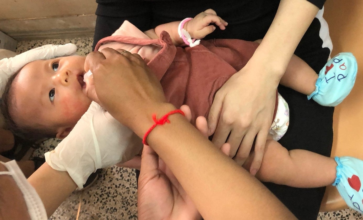 2024年3月に視察したラオスの病院でJCVの支援したポリオワクチンを接種する赤ちゃん