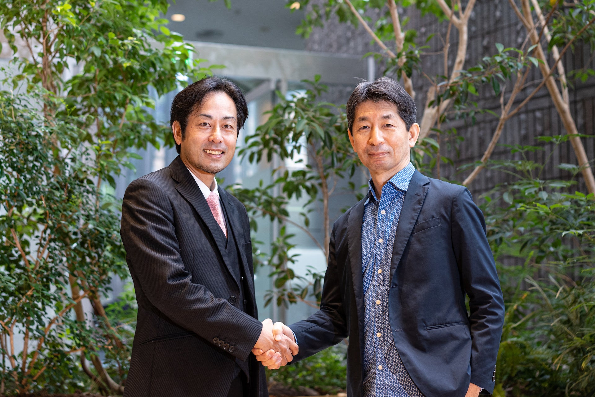 左から、ログビルド代表：中堀 健一、 リコー　リコーフューチャーズBU　Smart Vision事業センター 所長 大谷 渉 氏