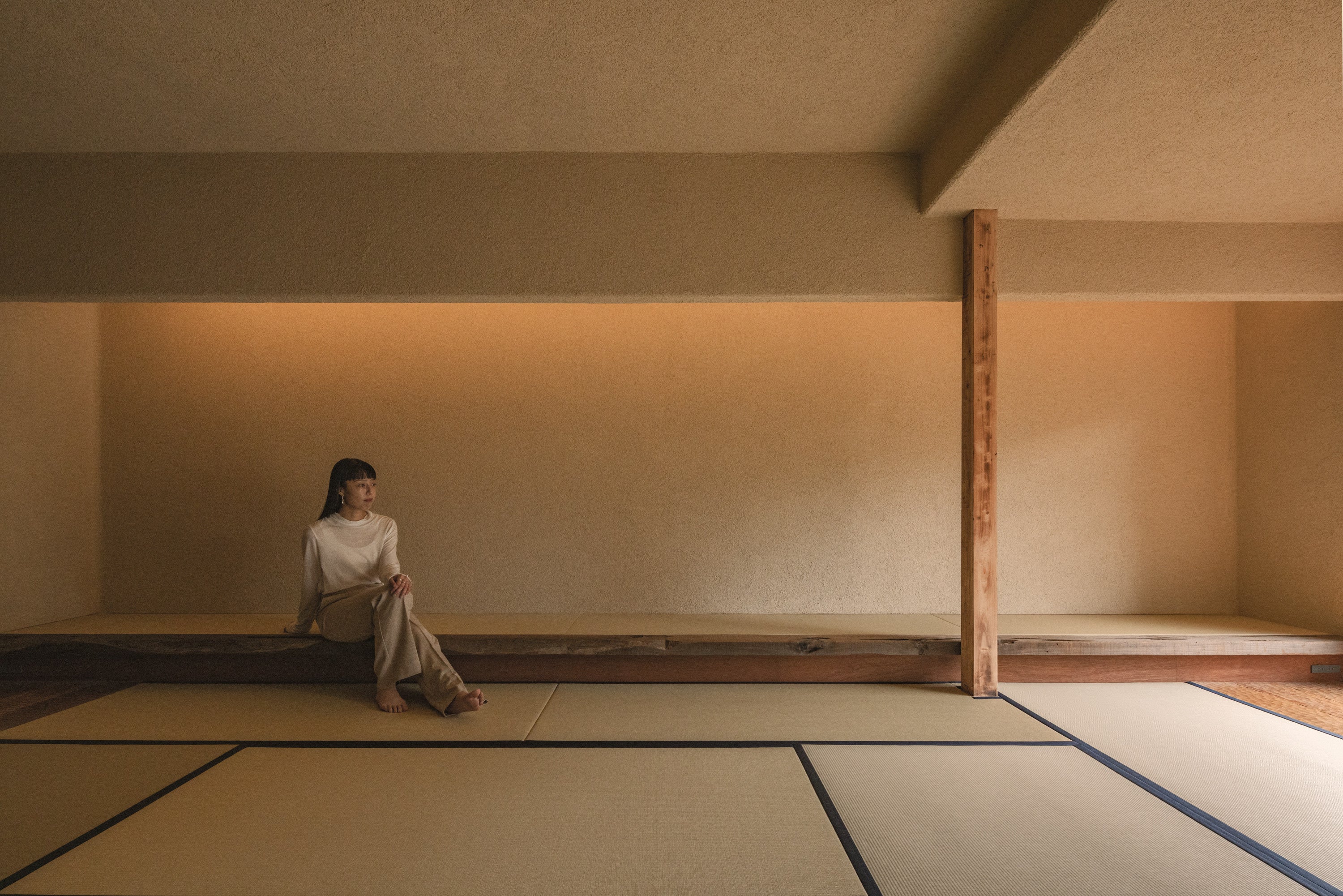 ギャラリーをみる。珪藻土に包まれた畳敷きの展示空間。靴を脱いで足元から感覚を楽しめる設えとしている。