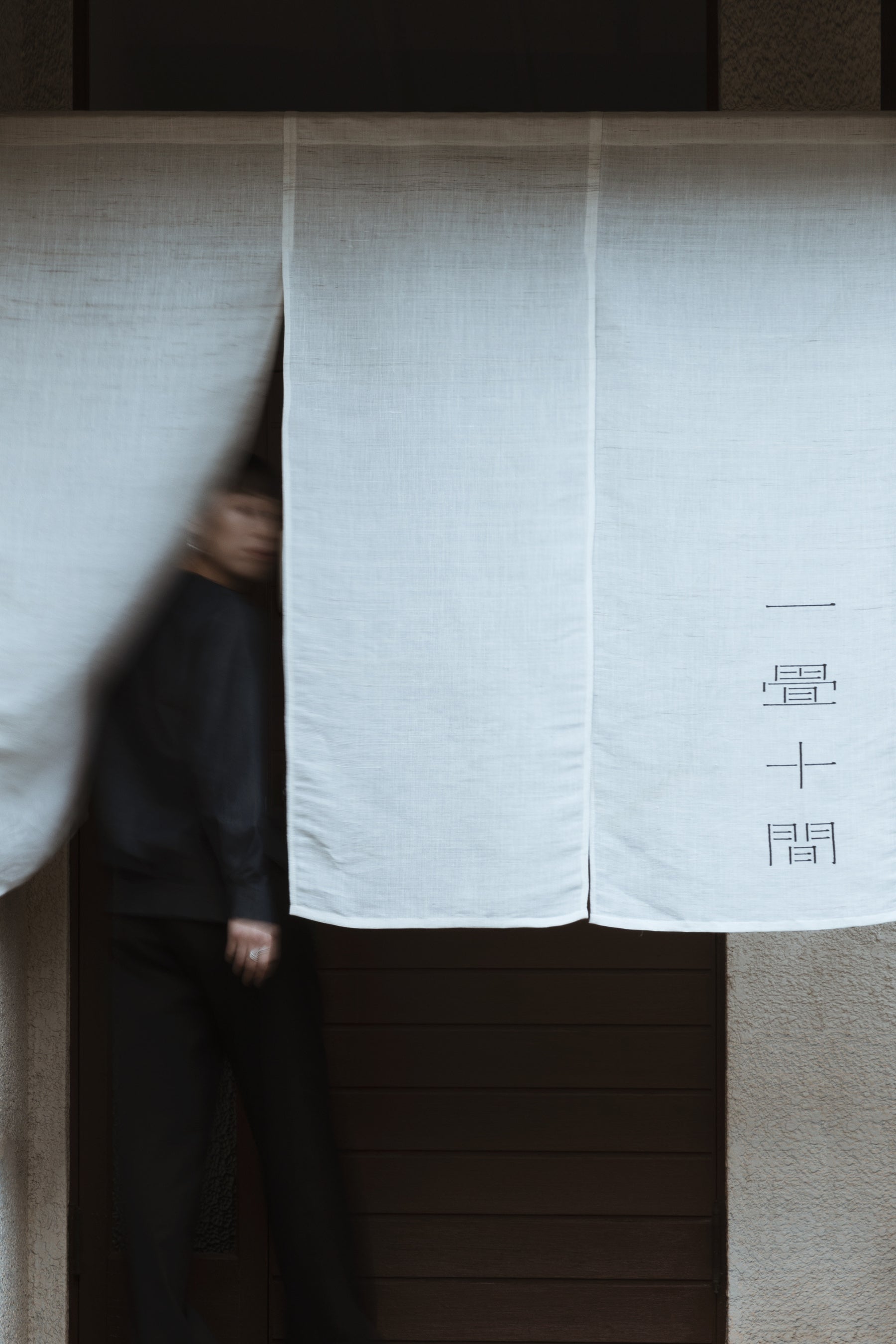 アプローチから玄関をみる。