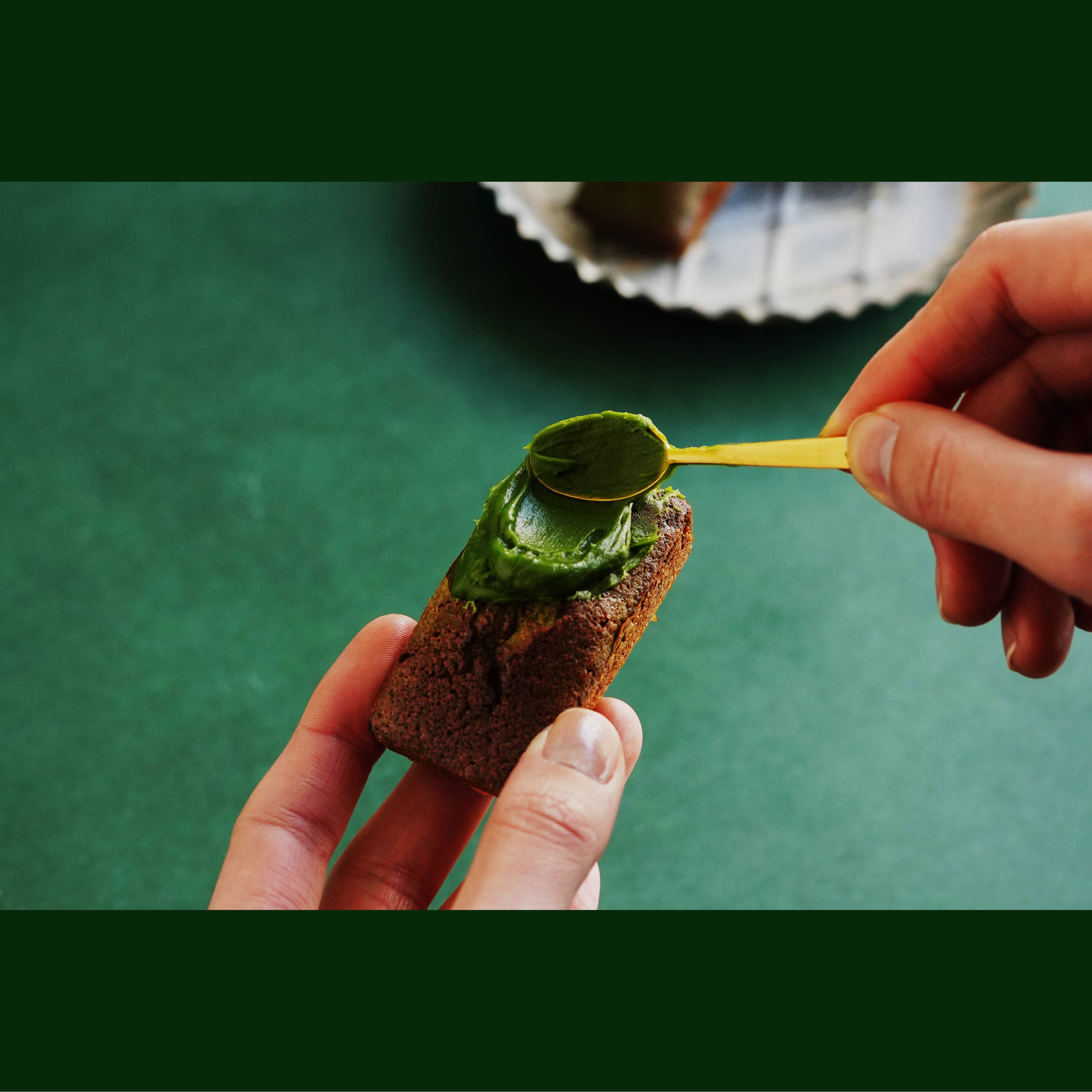 湯煎で少し温めて、抹茶フィナンシェのトッピングにも