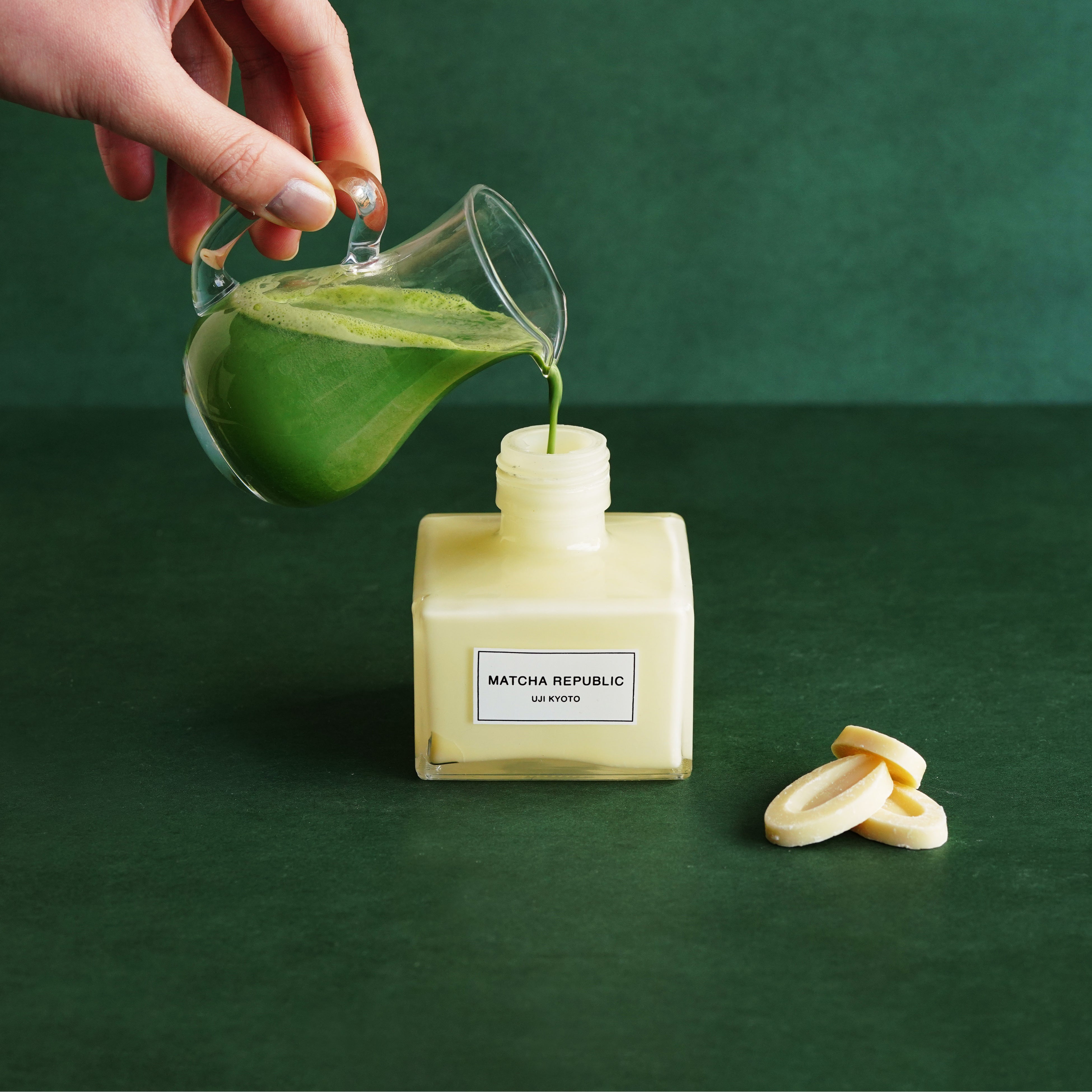 お湯で溶いた抹茶ラテを注いで中身が溶けると完成
