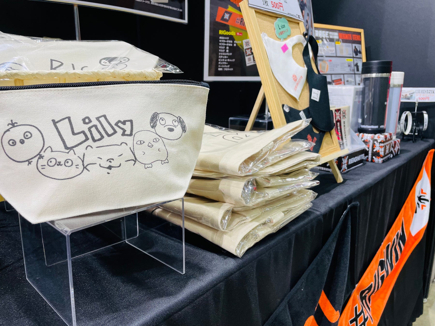 手前のグッズは選手が描いた今イベント限定のポーチです。裏面にもデザイン有り!