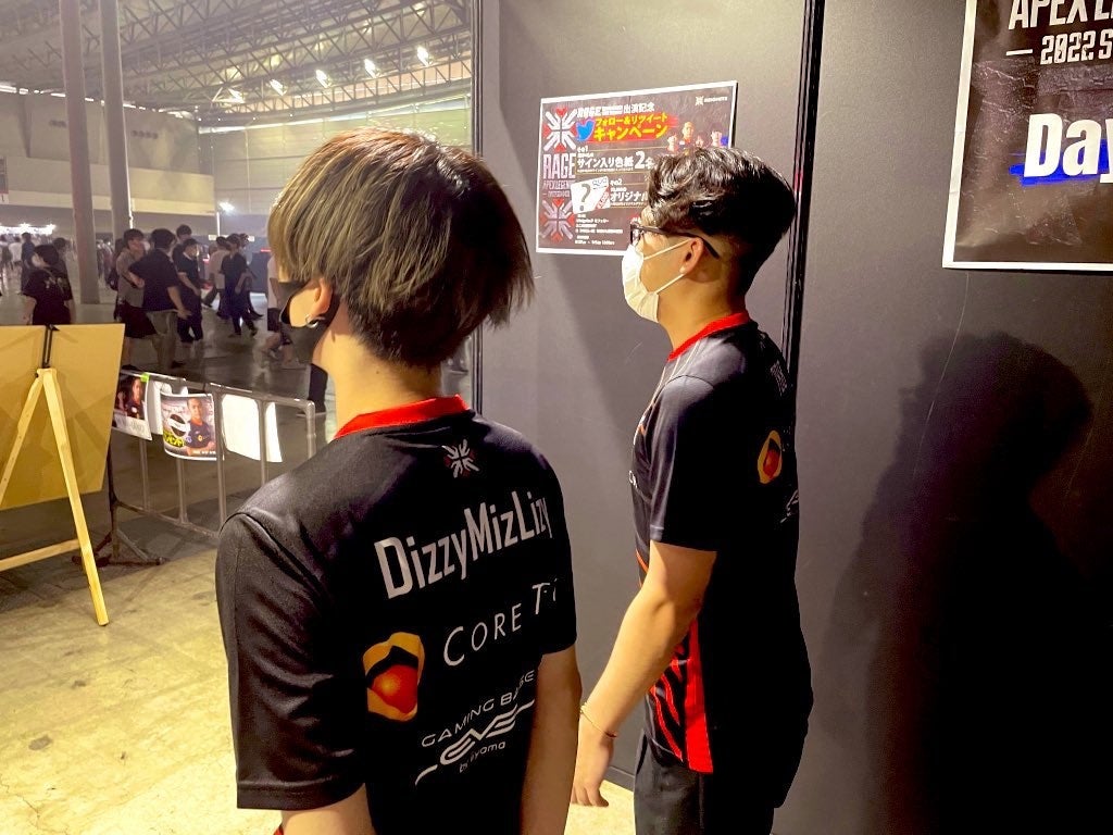 撮影会中の選手の様子(左:DizzyMizLizy 右:788)