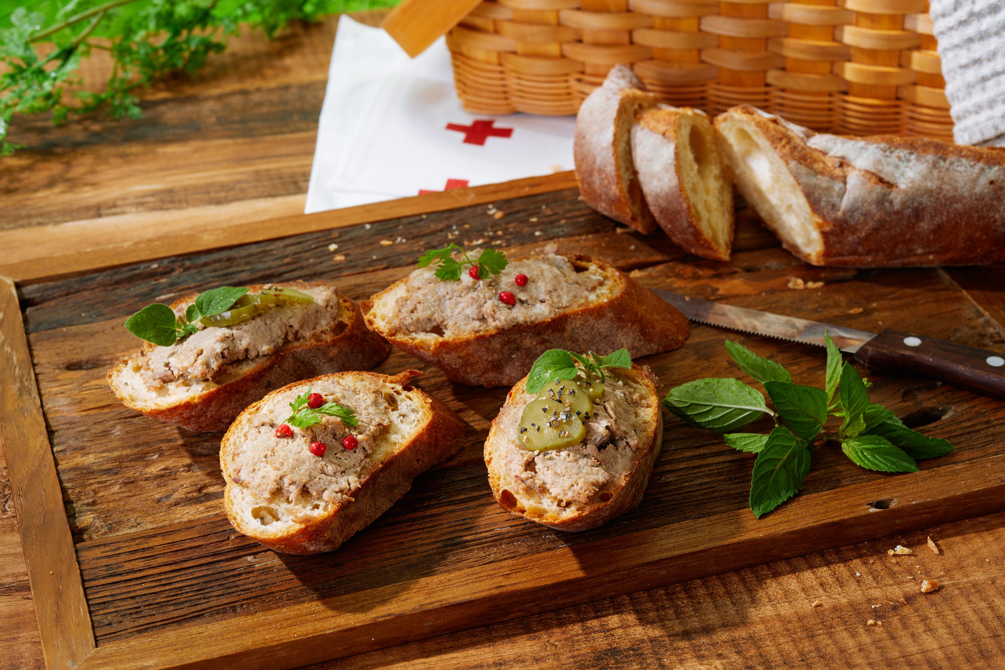 レバーパテを塗ったバゲットのおつまみ