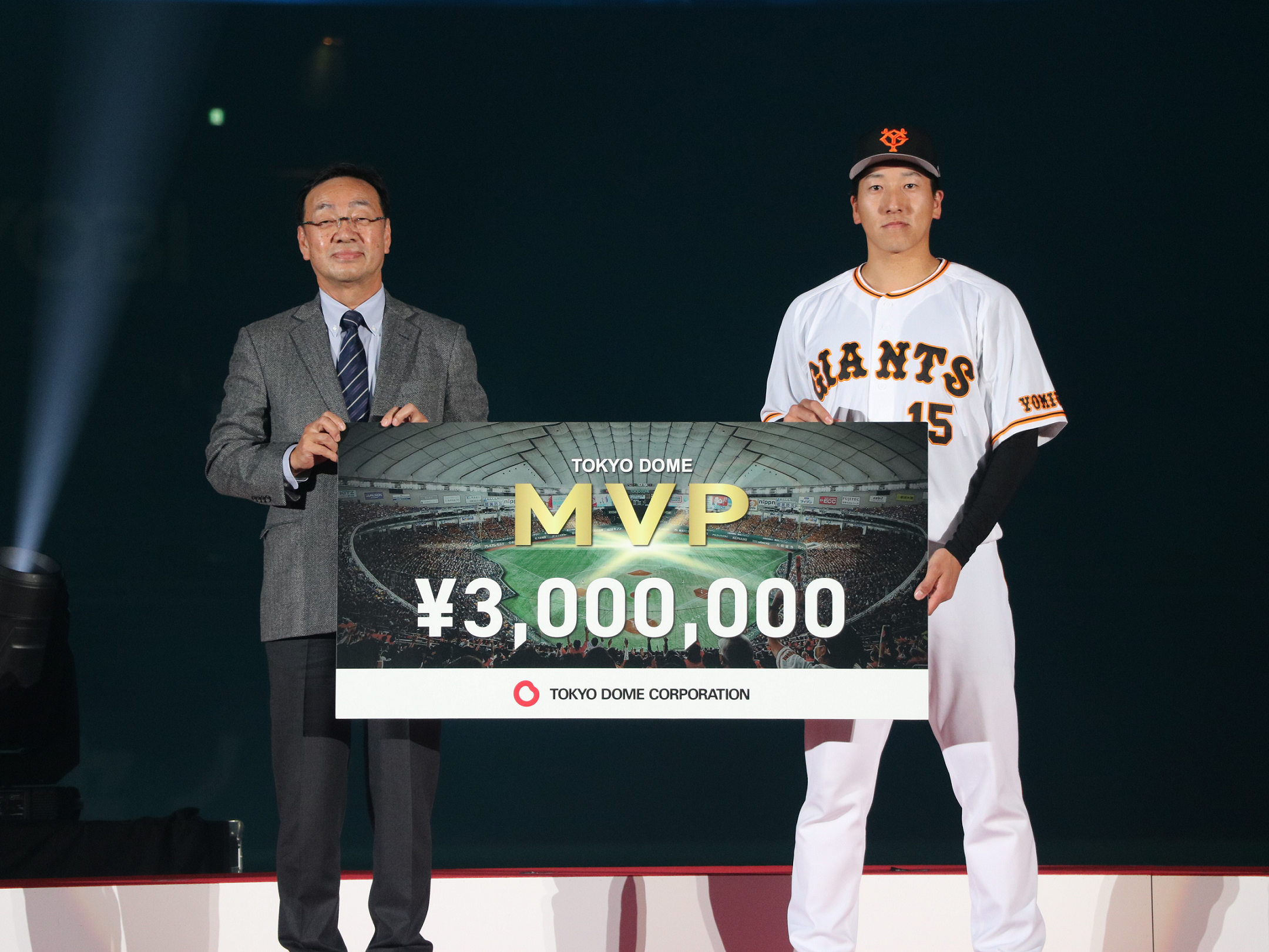 今シーズンの東京ドームでの公式戦で活躍した読売巨人軍の選手を表彰