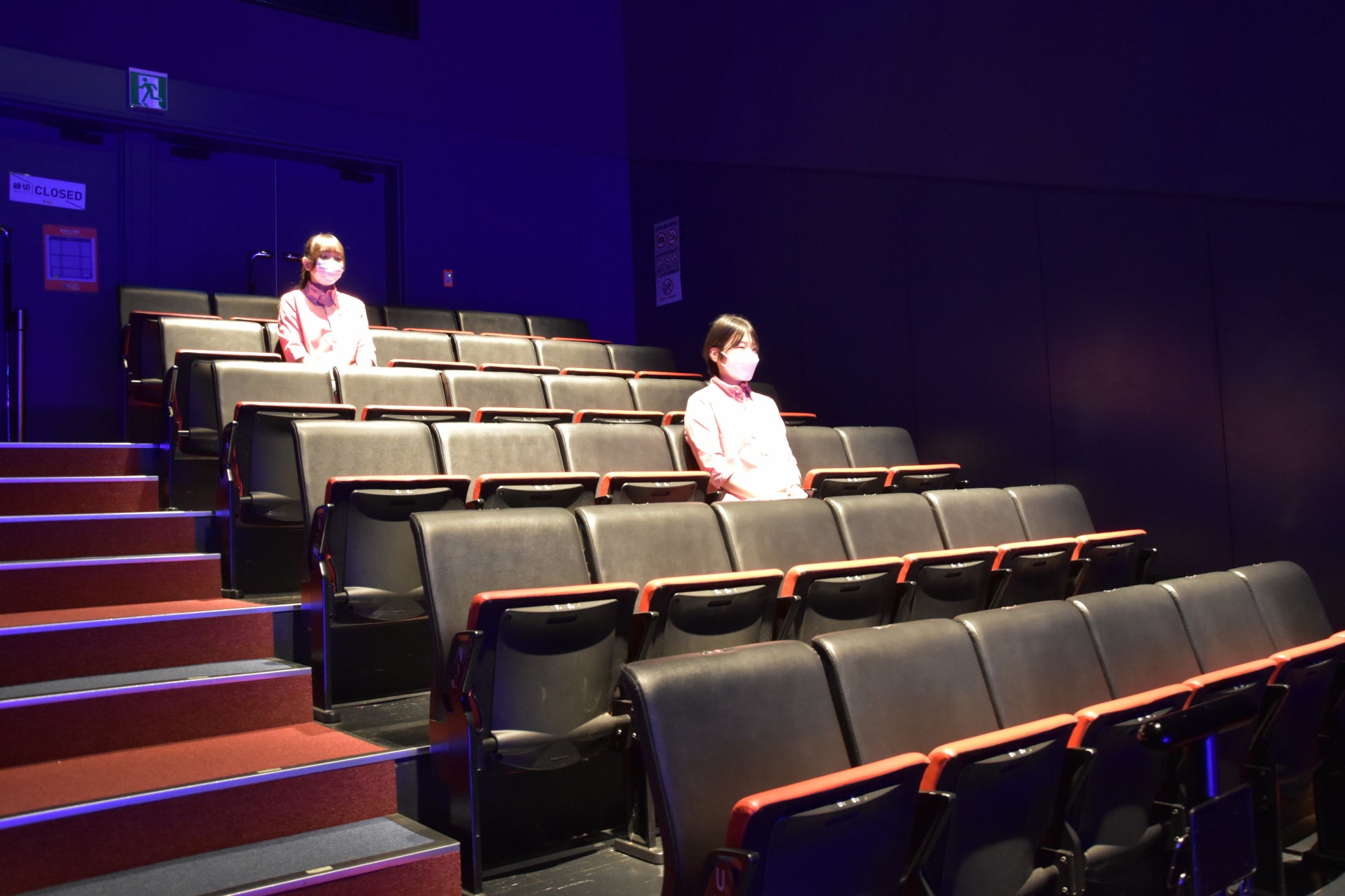 真っ暗にならない席