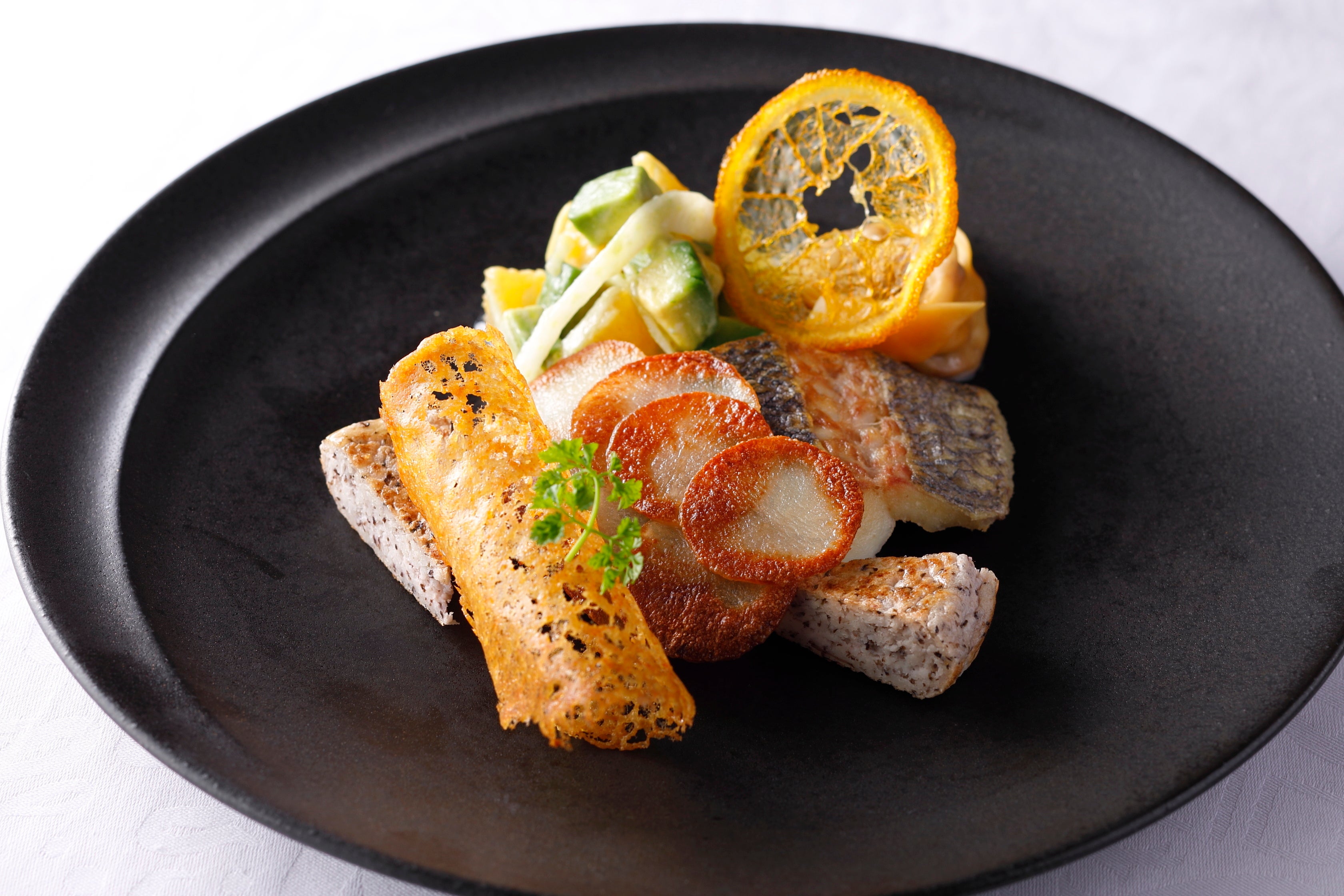 平スズキのポワレ 佐賀県産かんきつ“にじゅうまる” 香るフォンドボーソース