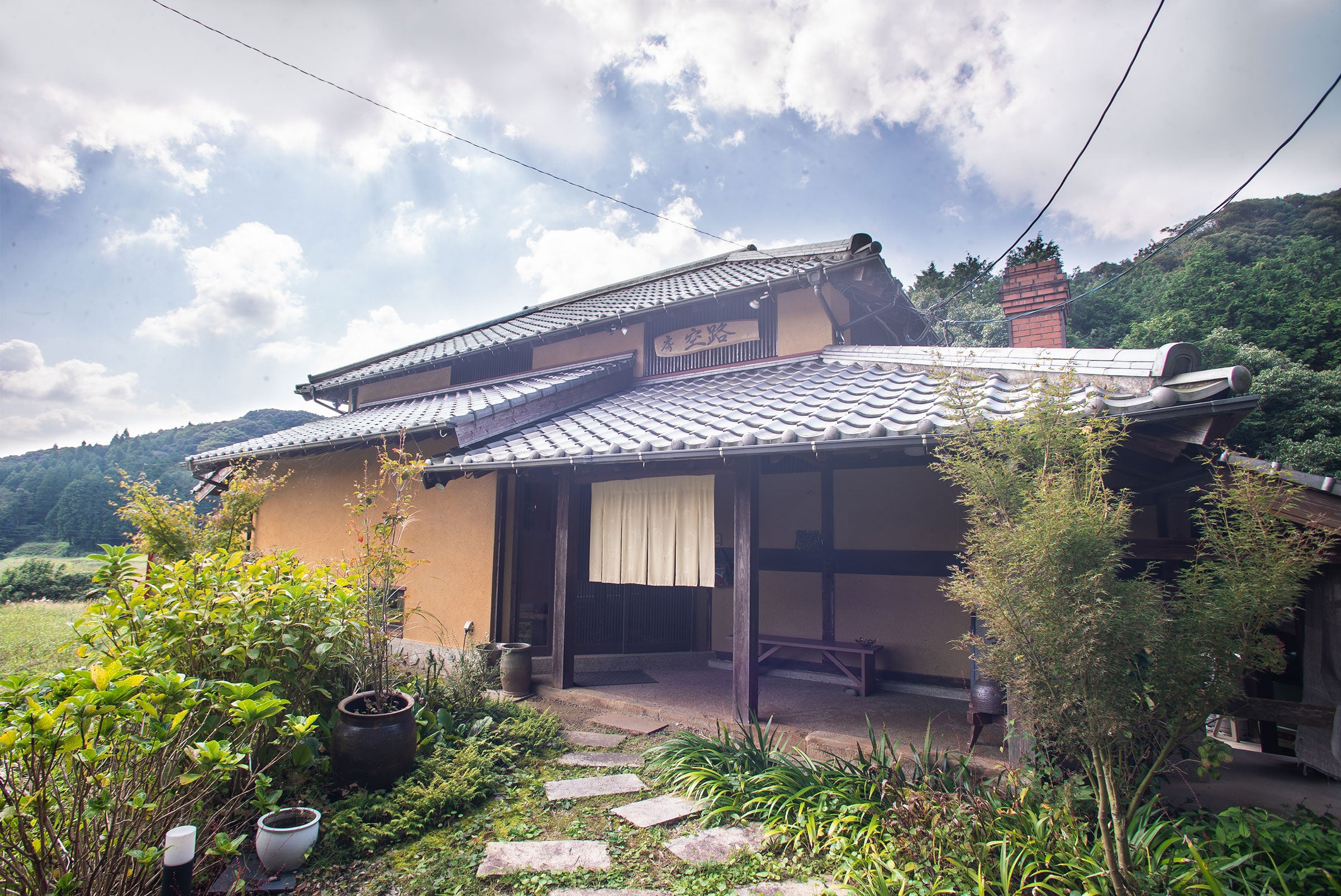 黒髪山の自然と融合した工房兼ギャラリーカフェ