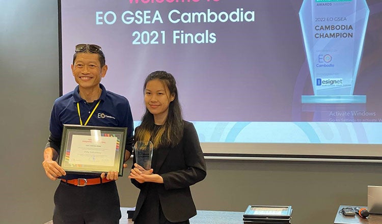 表彰を受けるキリロム工科大学のChhy Sokuntevyさん