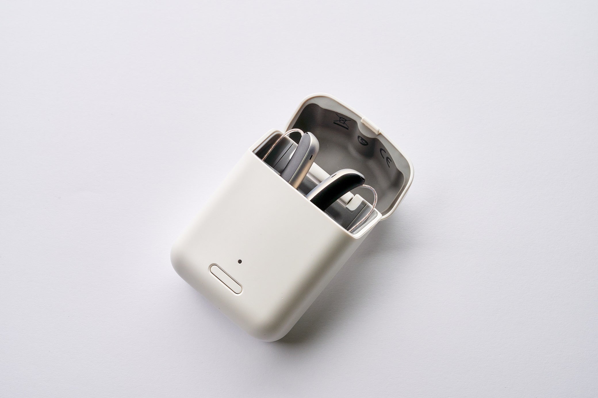 持ち運びが便利な充電式補聴器