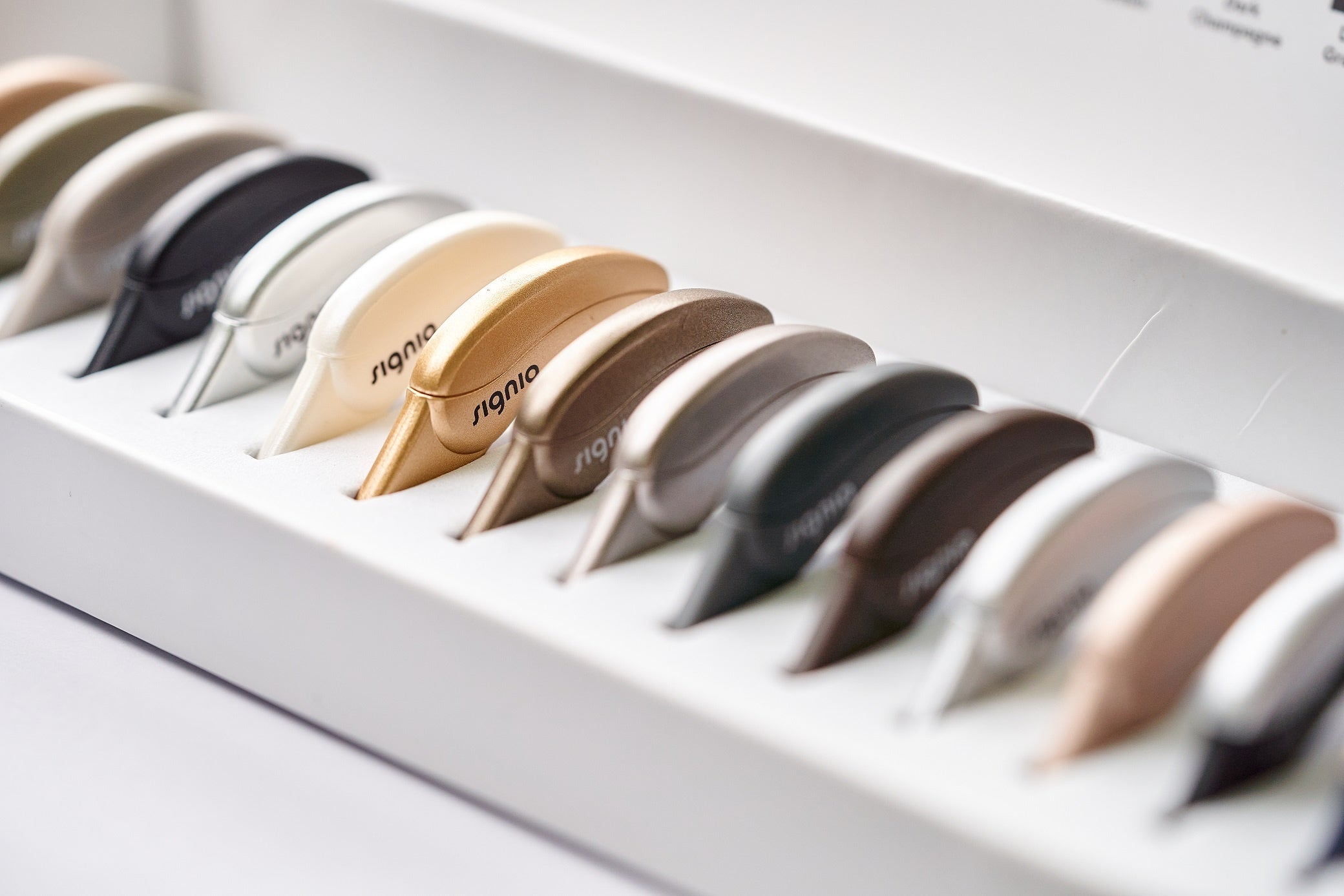 シックなカラー耳掛け型補聴器