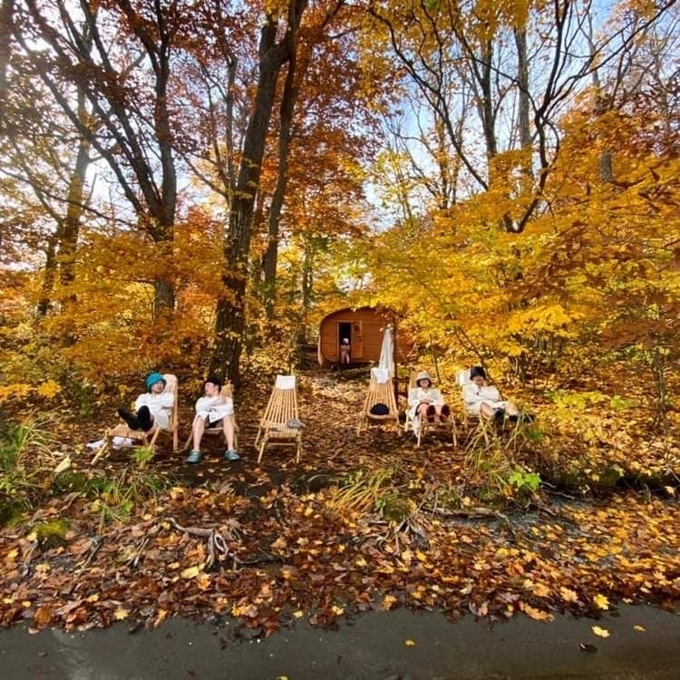 紅葉と一体化するサウナ利用者　※早朝は2名限定のプランとなります。