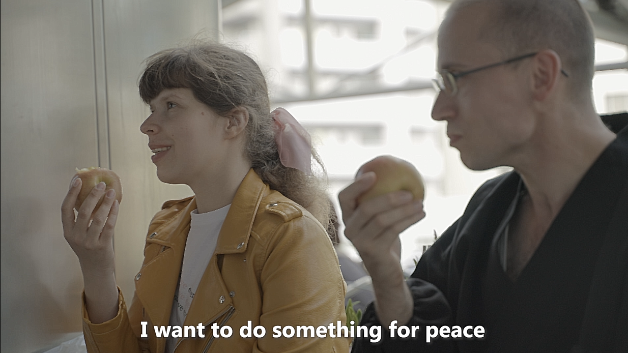 左）ウクライナ人画家のユリヤ　右）ロシア人僧侶のジシン　2022年10月撮影