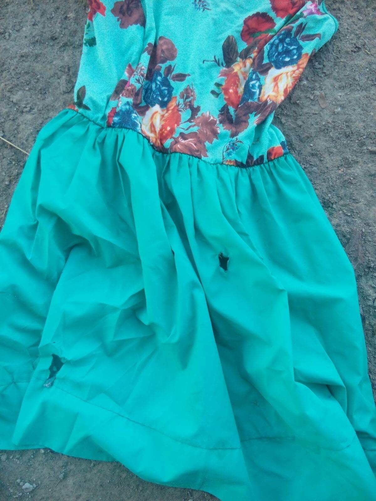 銃痕のあるワンピース