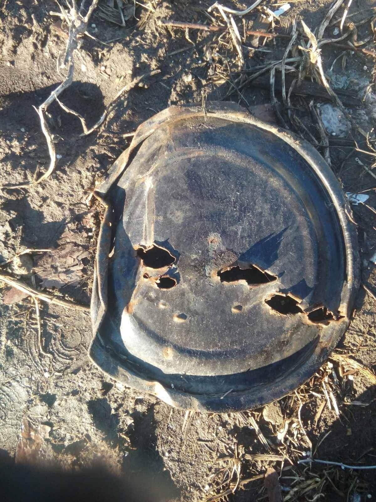 銃痕のある鉄のフタ