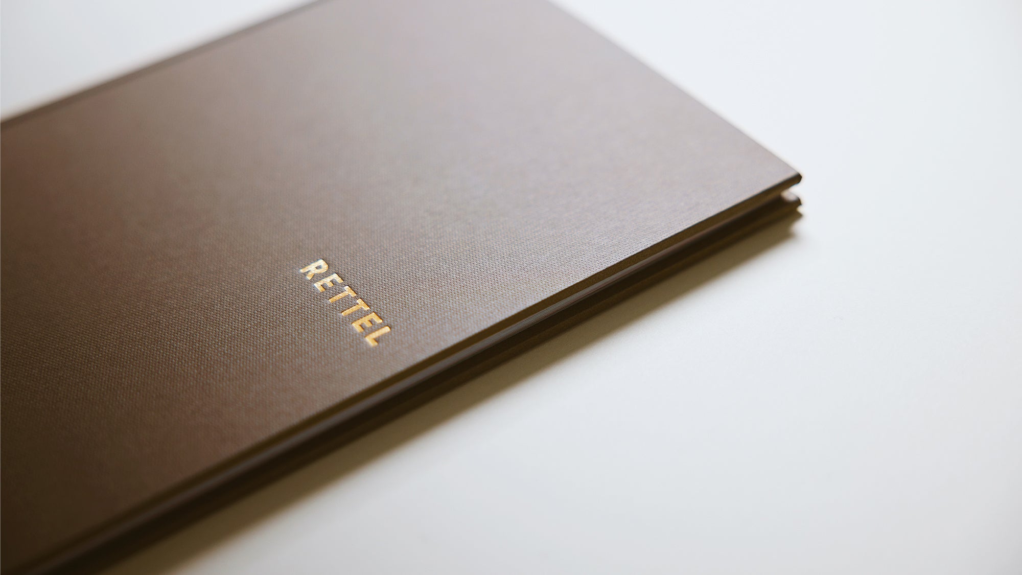 まるでアートブックのようなブックデザインで、 もらったその時だけでなく、その後一生の宝物に。