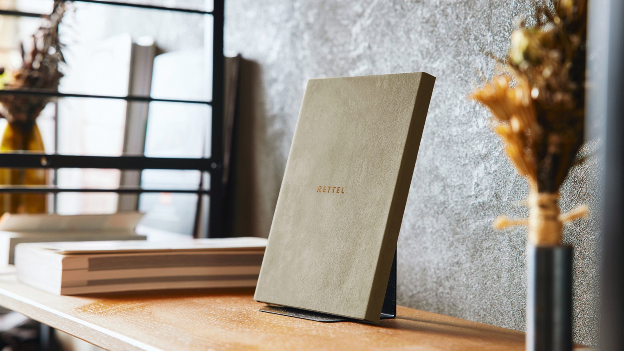 時を経てもずっと手元に置いておきたくなる、 耐久性と品質を兼ね備えた質感のあるブックケース。