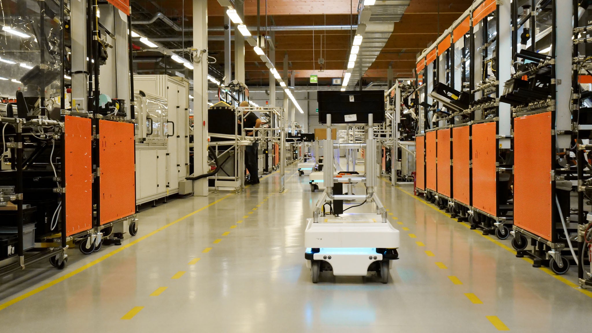 ドイツの世界的な電子機器メーカーIFMでは、自律型モバイルロボット群がリーン生産方式をサポート
