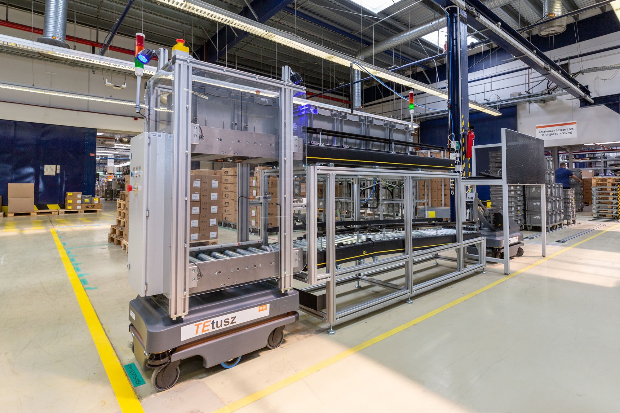 安全で柔軟なモバイルロボットを活用し社内物流の強化と人材配置の最適化を実現したTE Connectivity