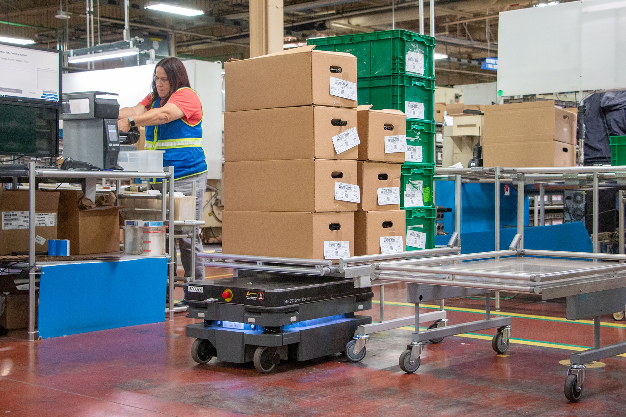 自律型モバイルロボットを導入したことで、6人の作業員をカートを押す作業から解放し、付加価値の高い役割に移行することを可能にした米国デンソー