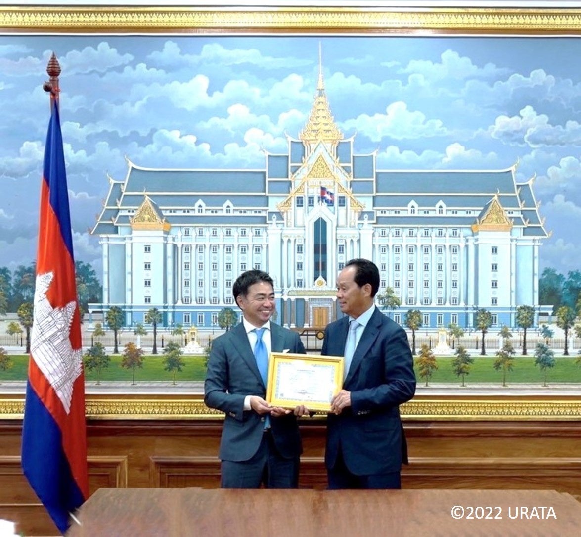 ㈱ウラタ　代表取締役浦田社長とカンボジア王国国土管理・都市計画・建設省チア・ソパラ大臣