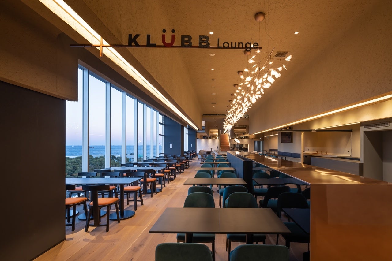 北側クラブラウンジ：東京湾の眺望と「金沢の森」の緑を堪能できます