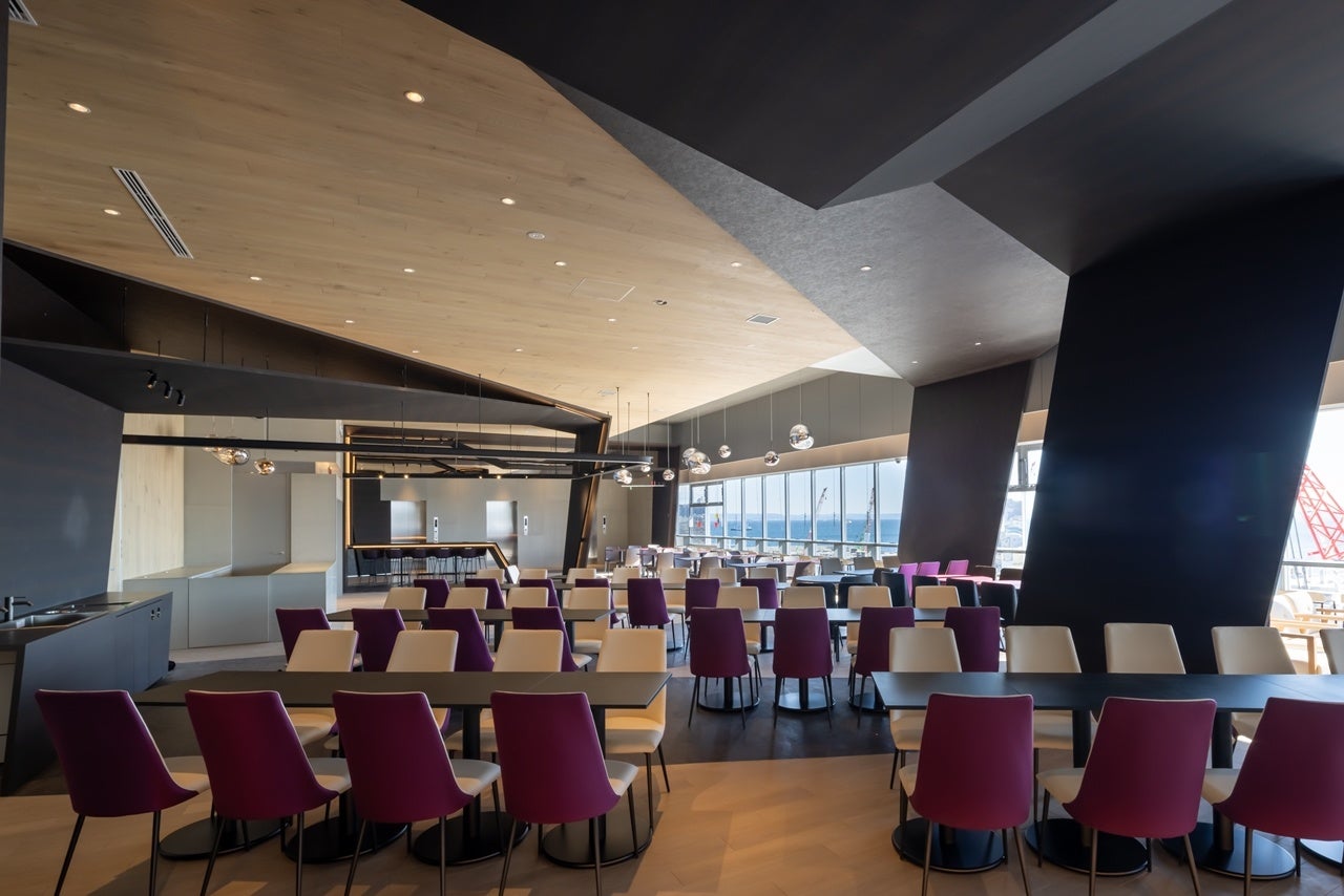 南側クラブラウンジ